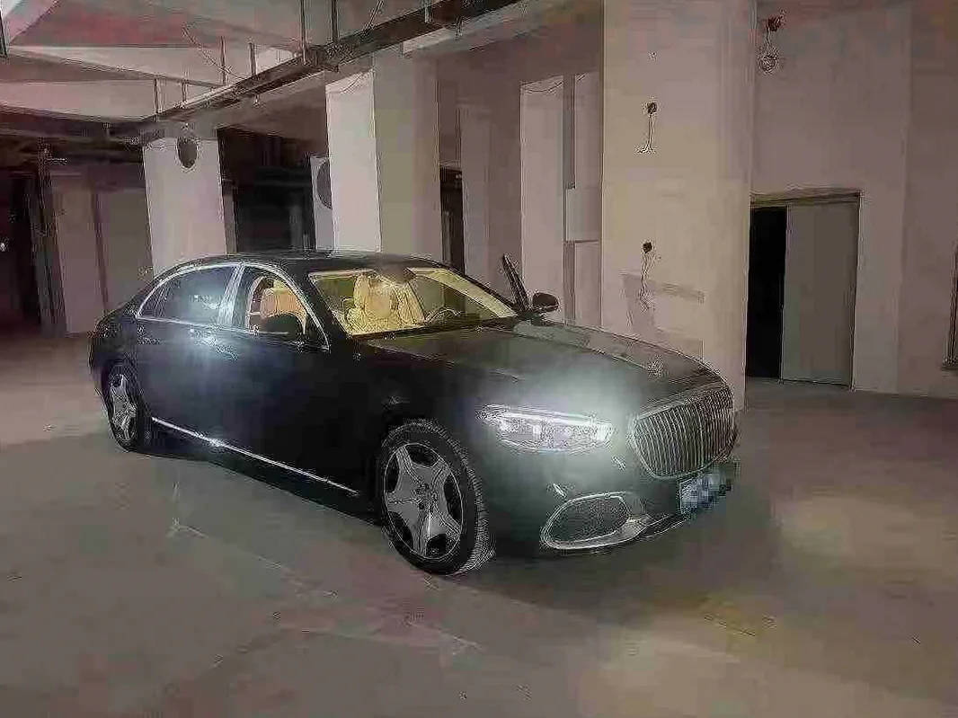 奔驰迈巴赫S级 正面外观二