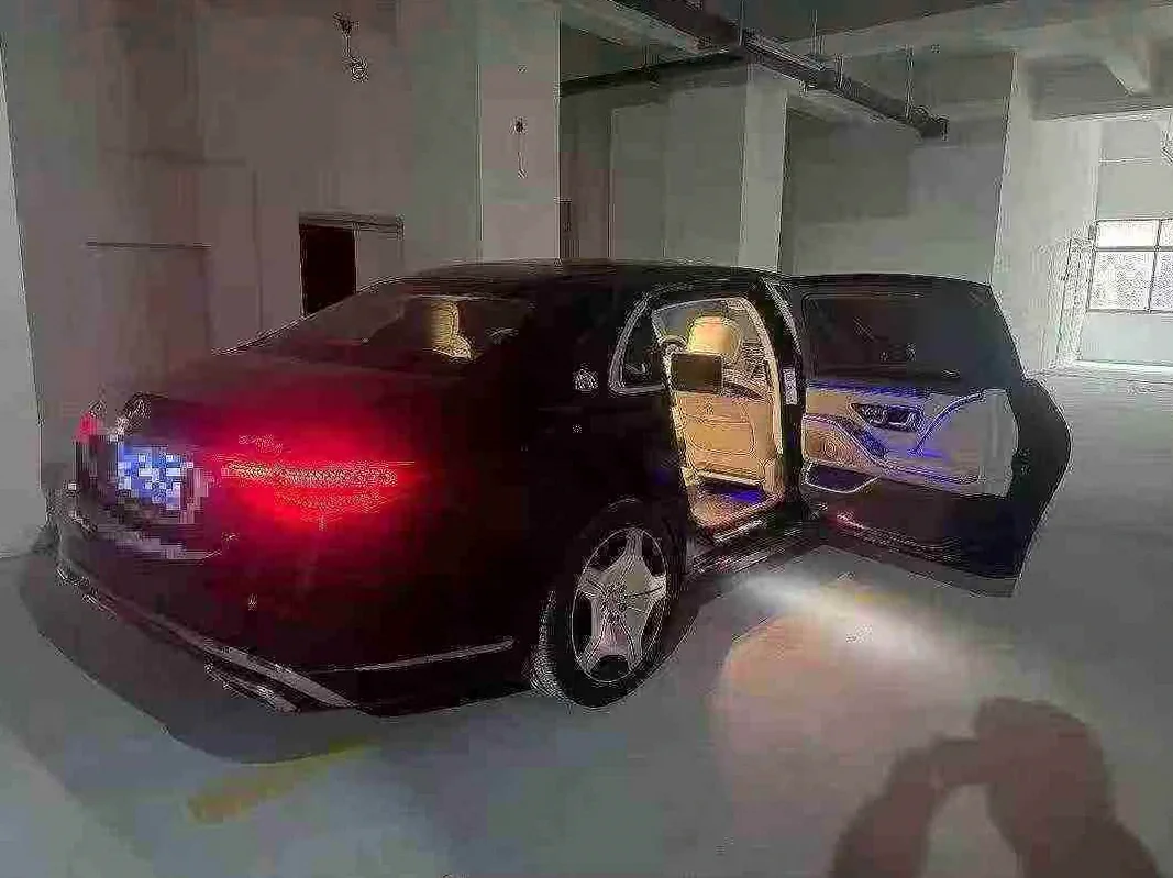 奔驰迈巴赫S级 后面外观一