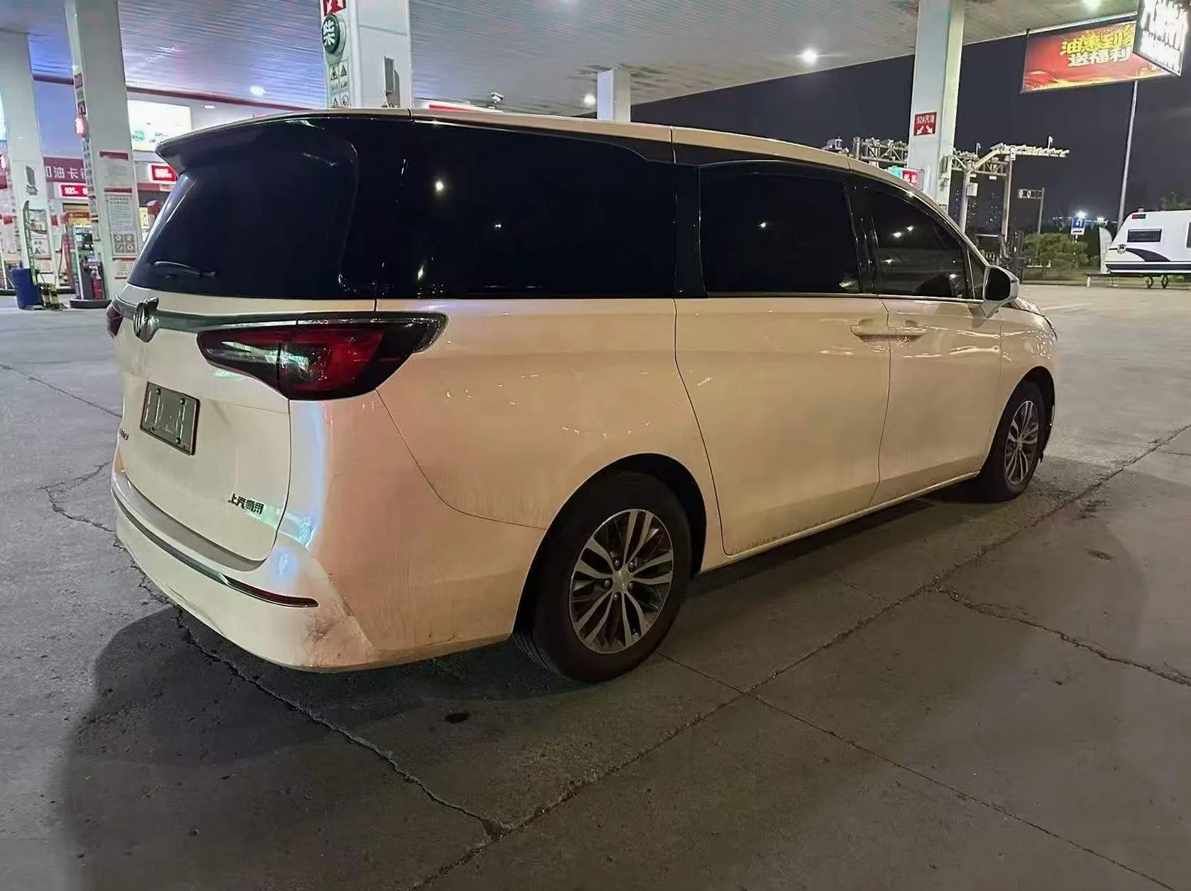 别克GL8 后面外观三