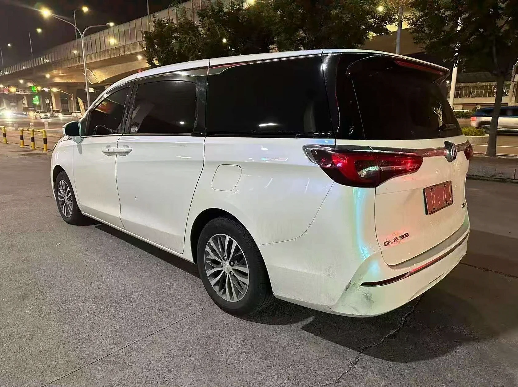 别克GL8 后面外观二