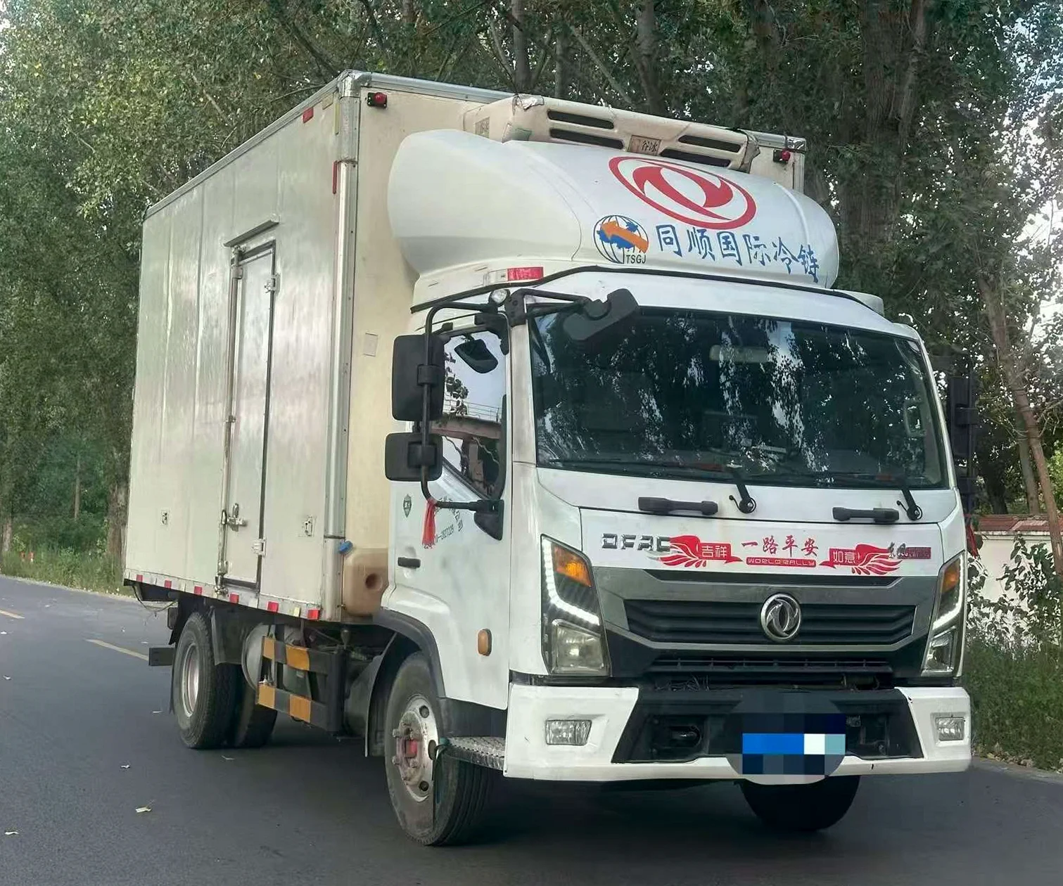 货车日产尼桑发动机 正面外观二