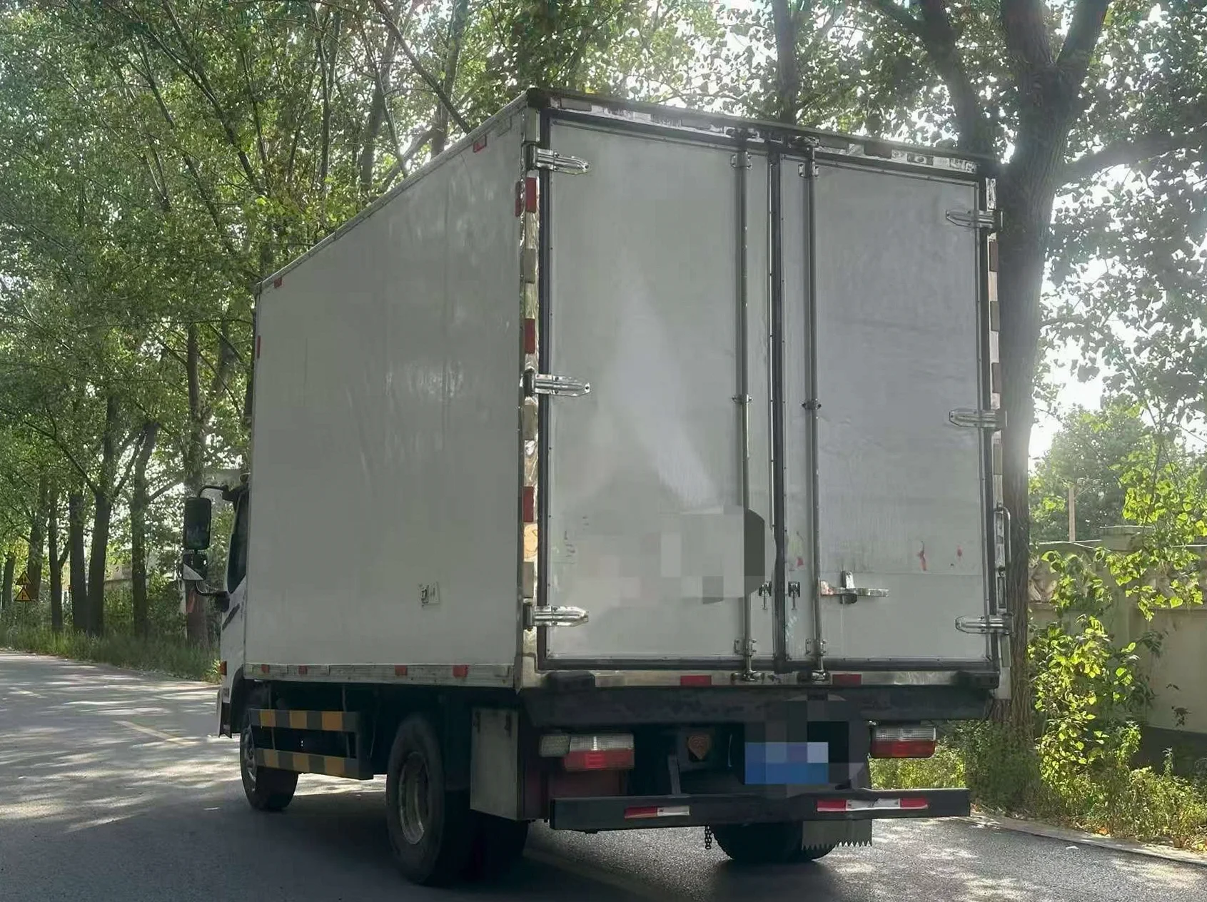 货车日产尼桑发动机 后面外观二