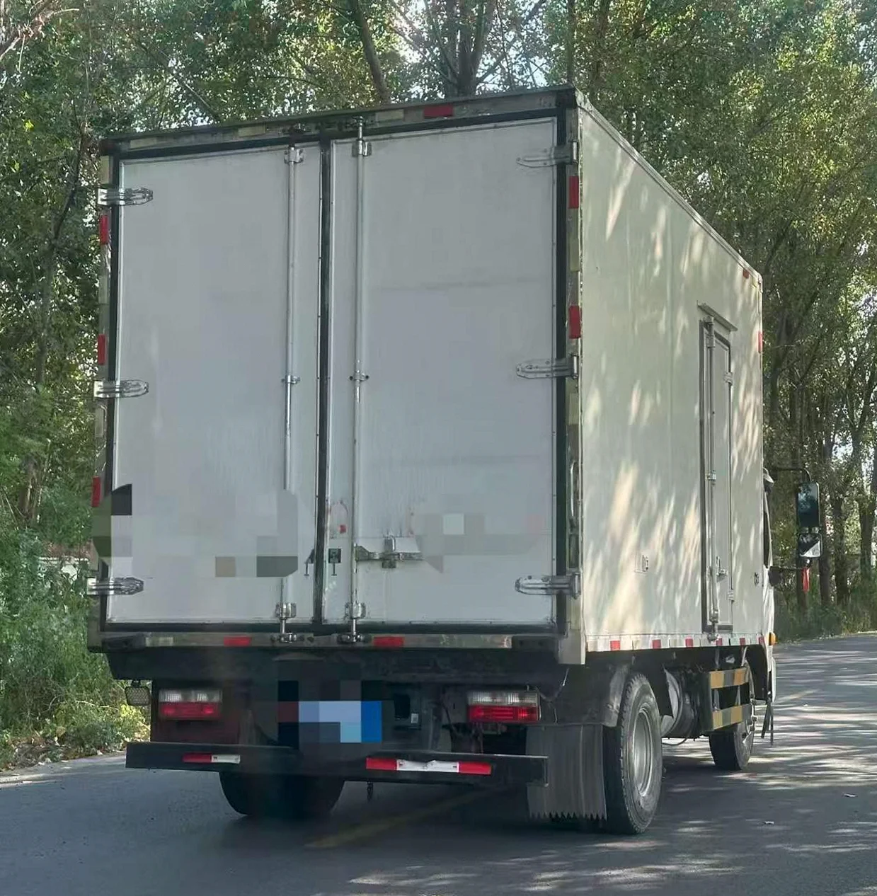 货车日产尼桑发动机 后面外观三
