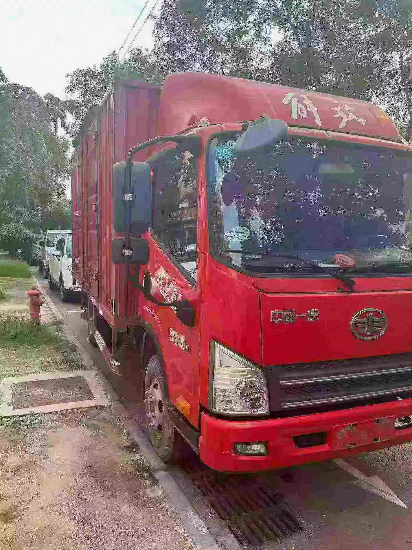 货车一汽解放箱货4 后面外观二