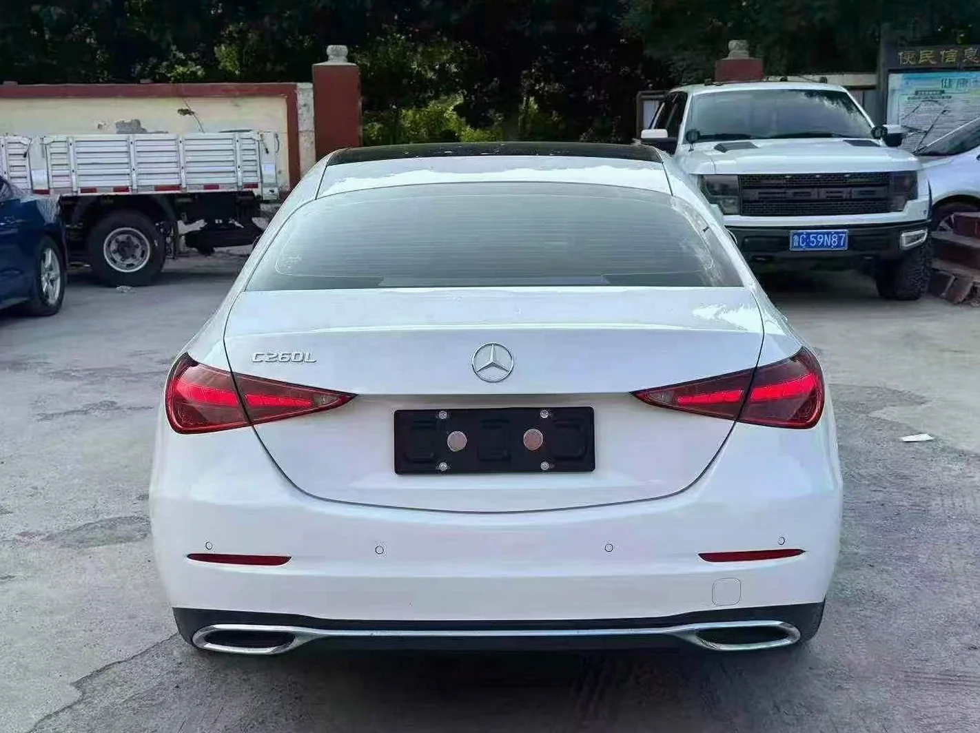 奔驰C 后面外观二