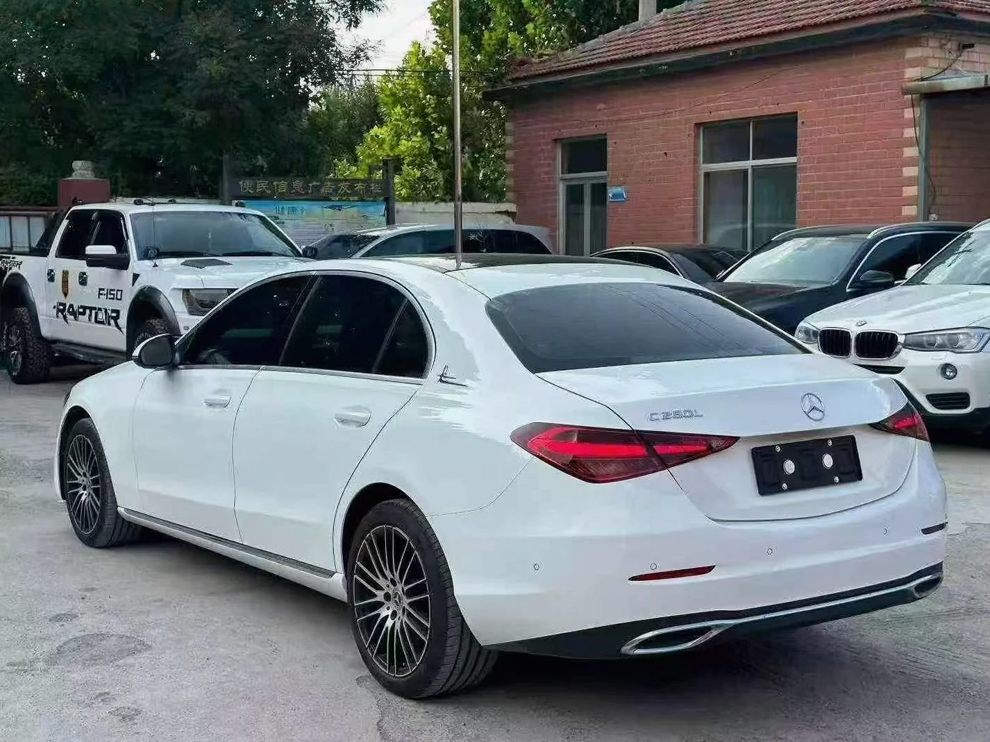 奔驰C 后面外观一