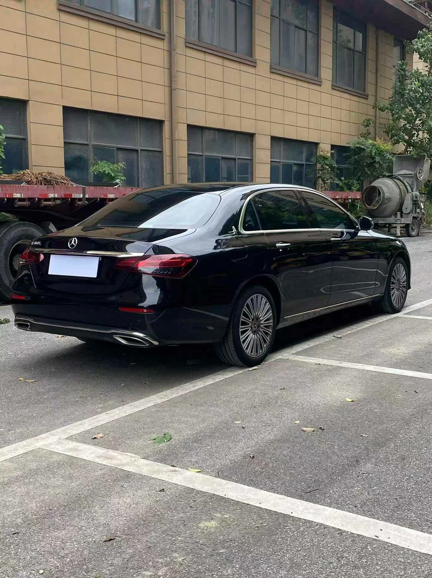 奔驰E 后面外观三