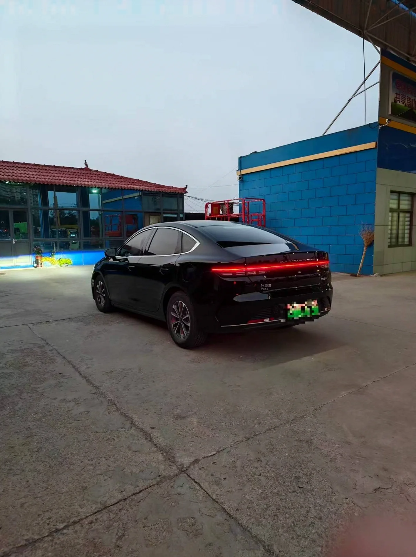 比亚迪驱逐舰 后面外观二