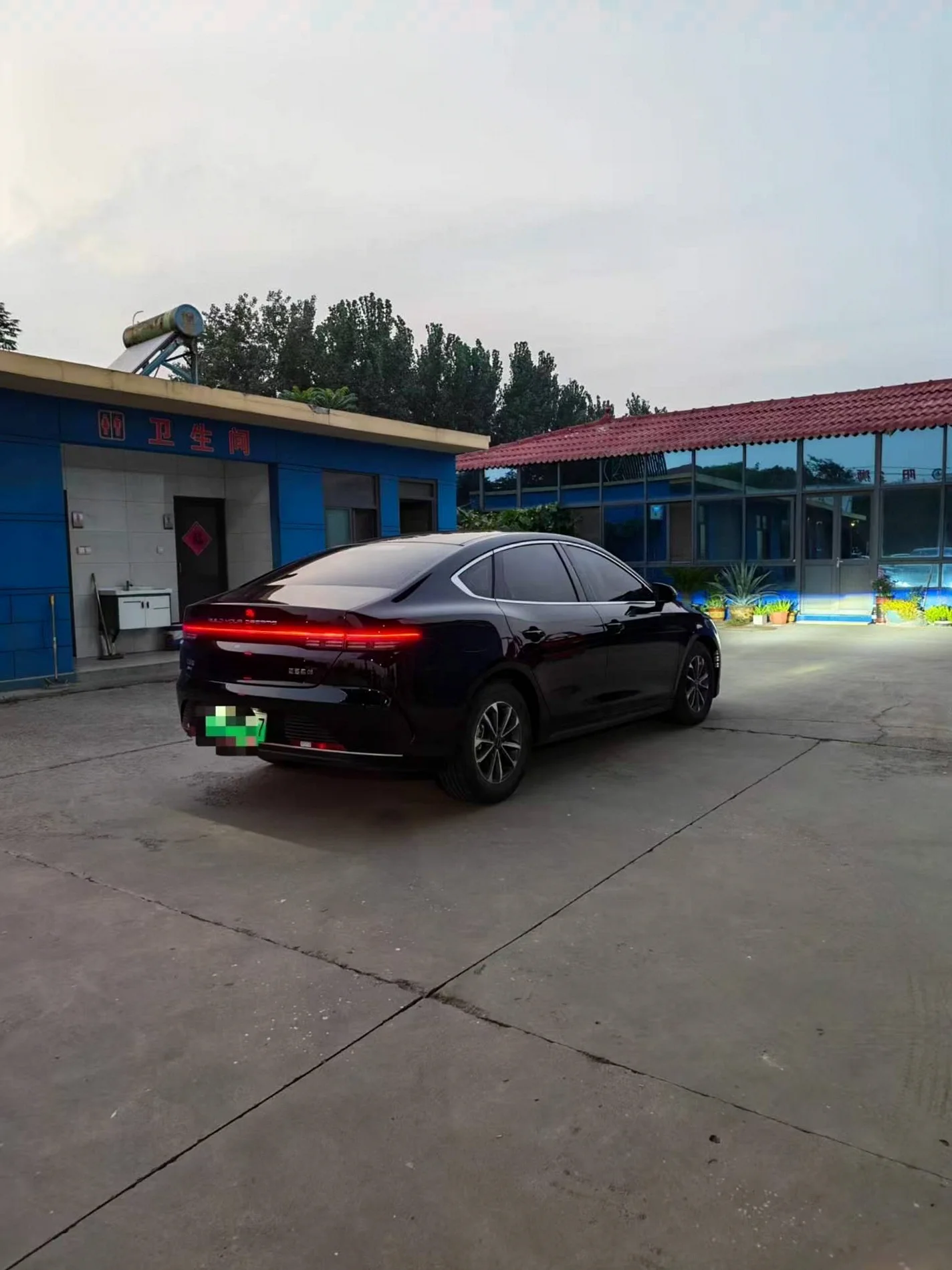 比亚迪驱逐舰 后面外观三