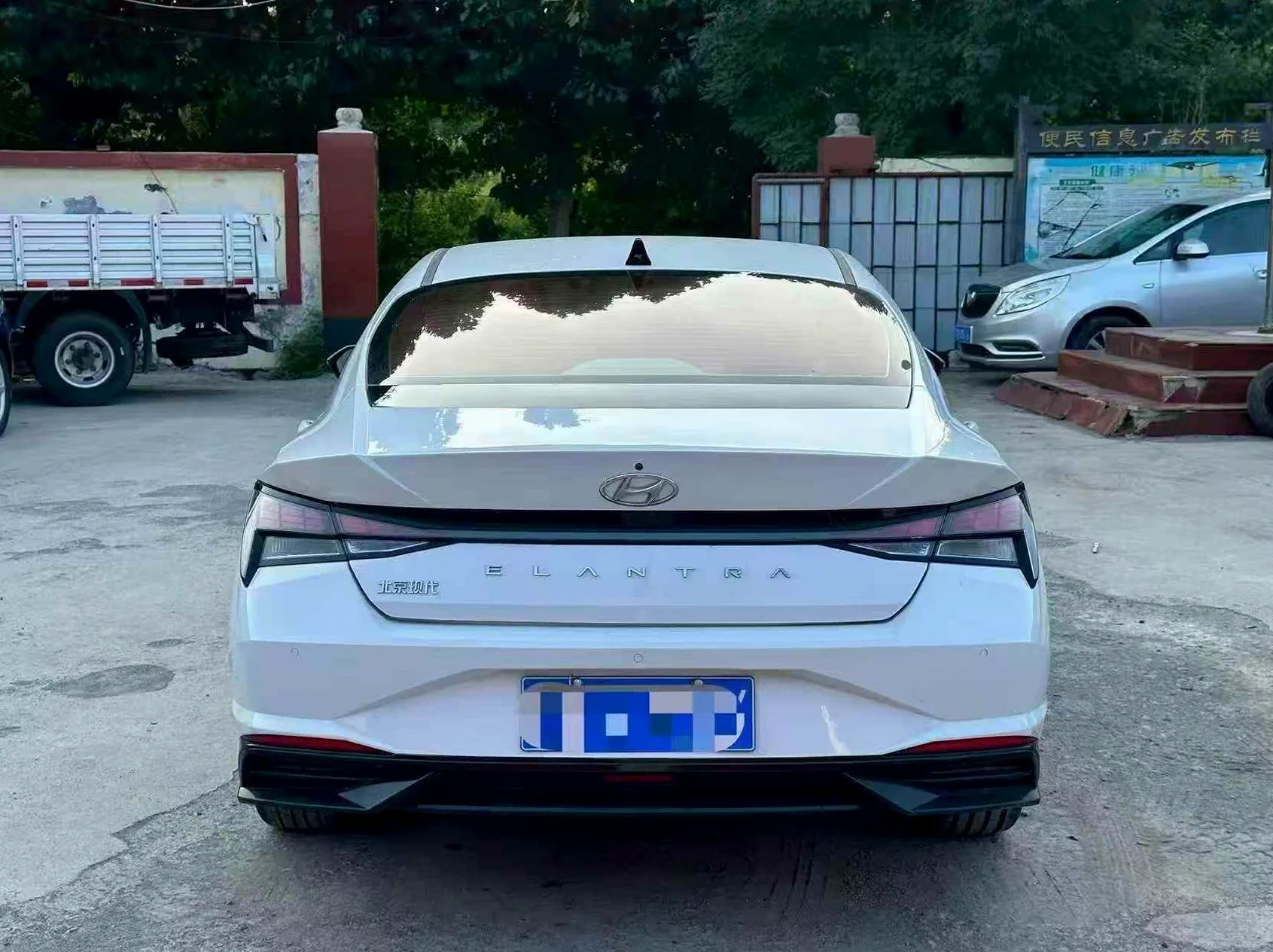 现代伊兰特 后面外观二