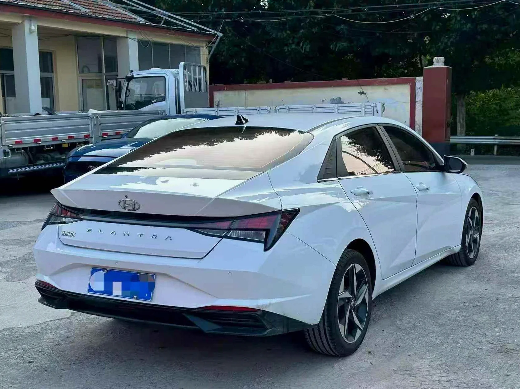现代伊兰特 后面外观三