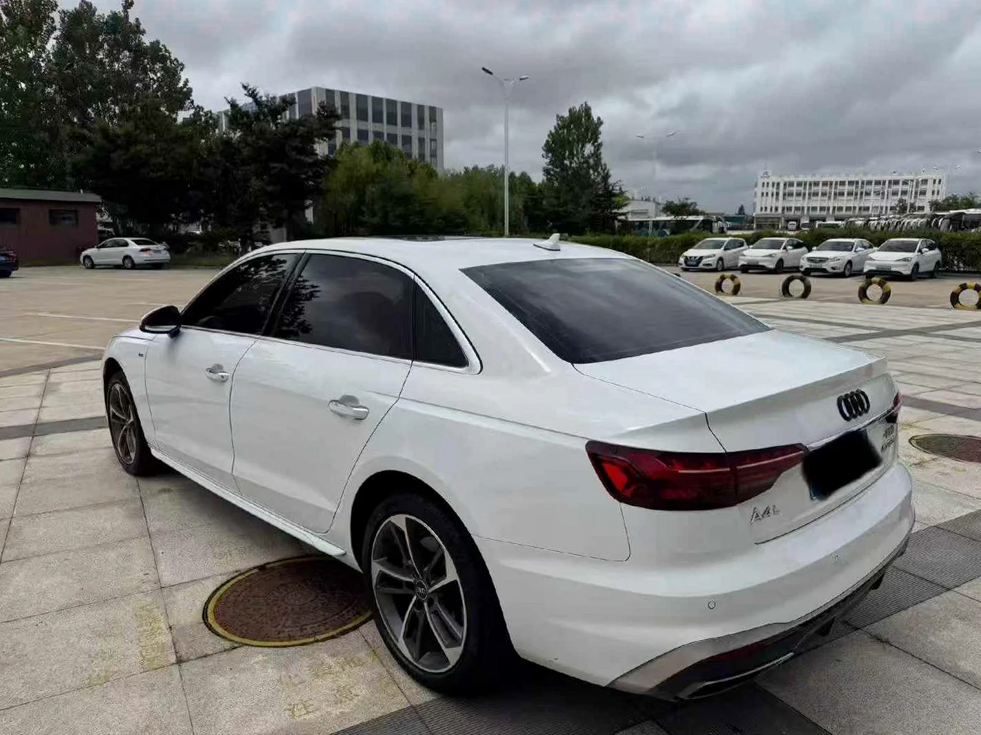 奥迪A4L 后面外观一