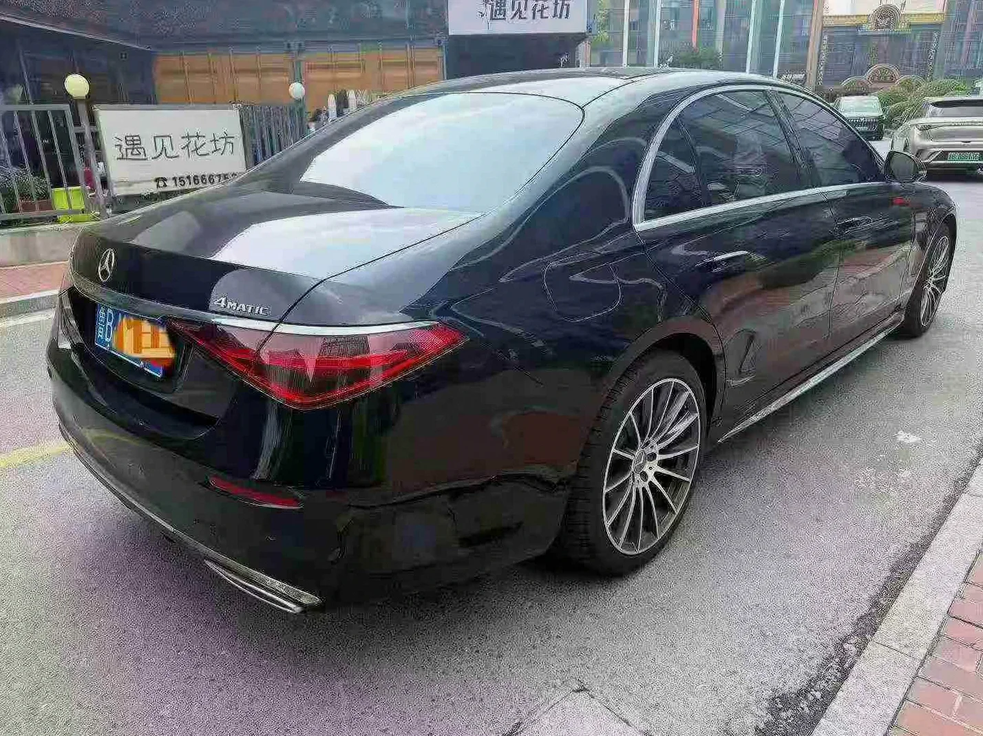 奔驰S级 后面外观一