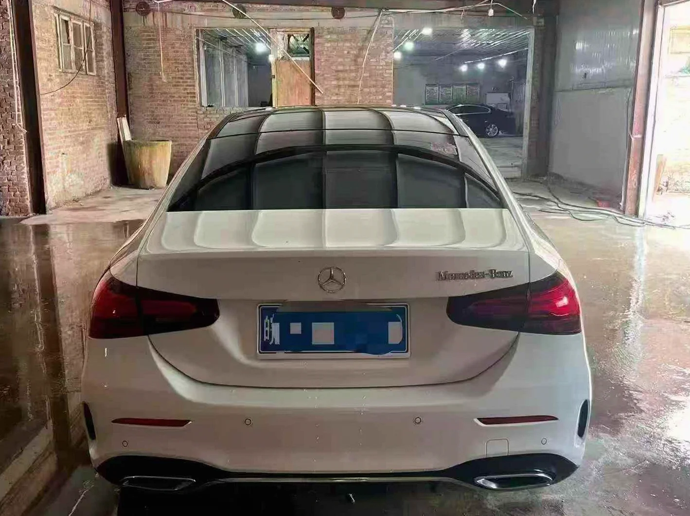 奔驰A 后面外观一