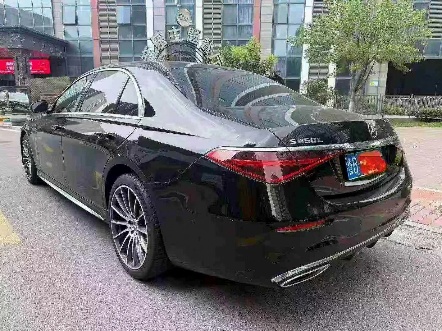 奔驰S级 后面外观二