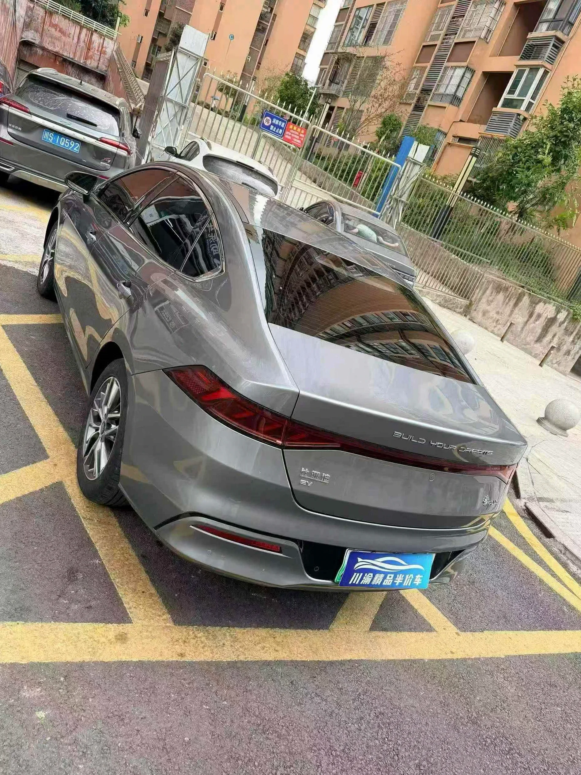 比亚迪秦 后面外观三