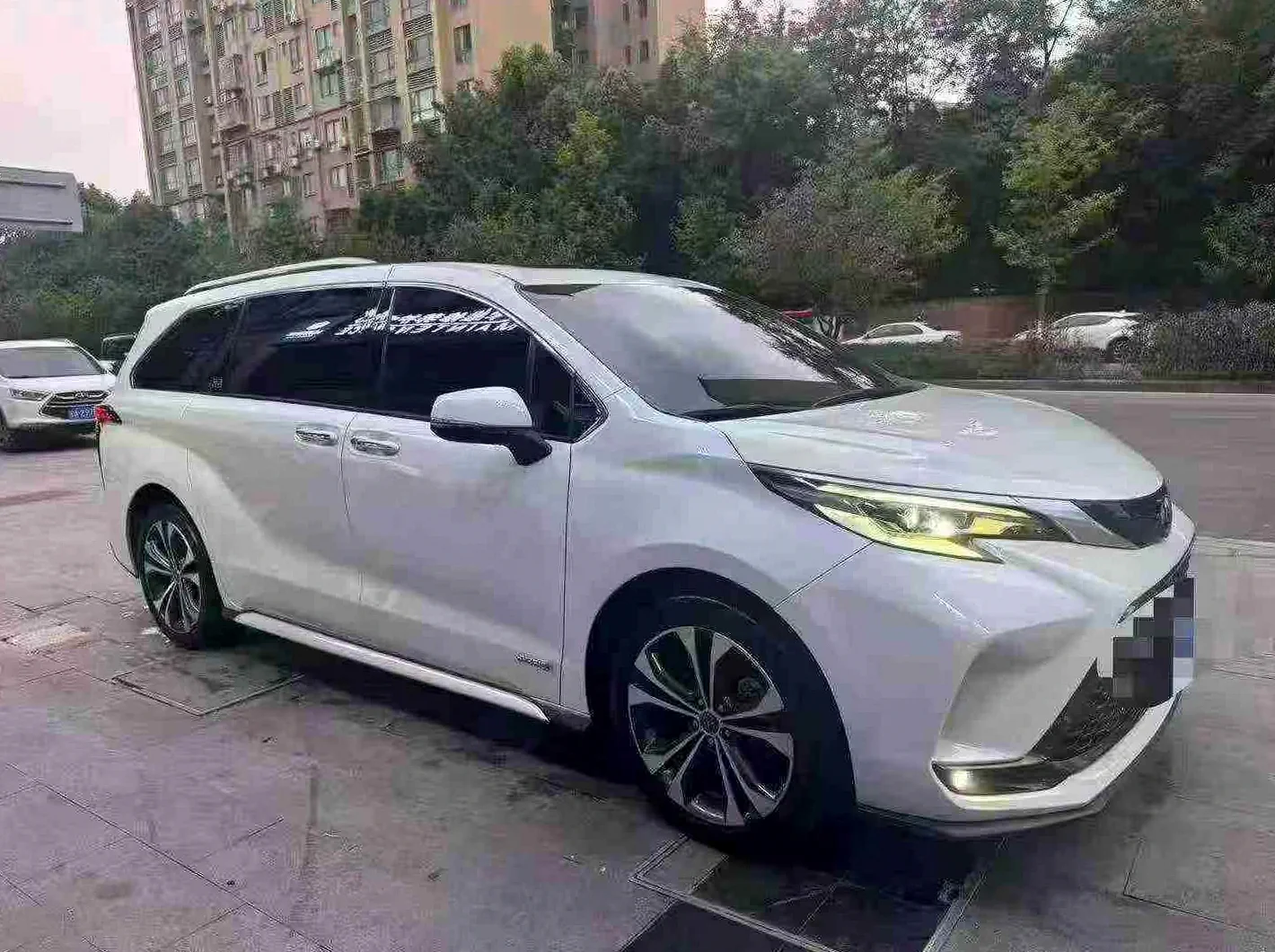 丰田格瑞维亚 后面外观一
