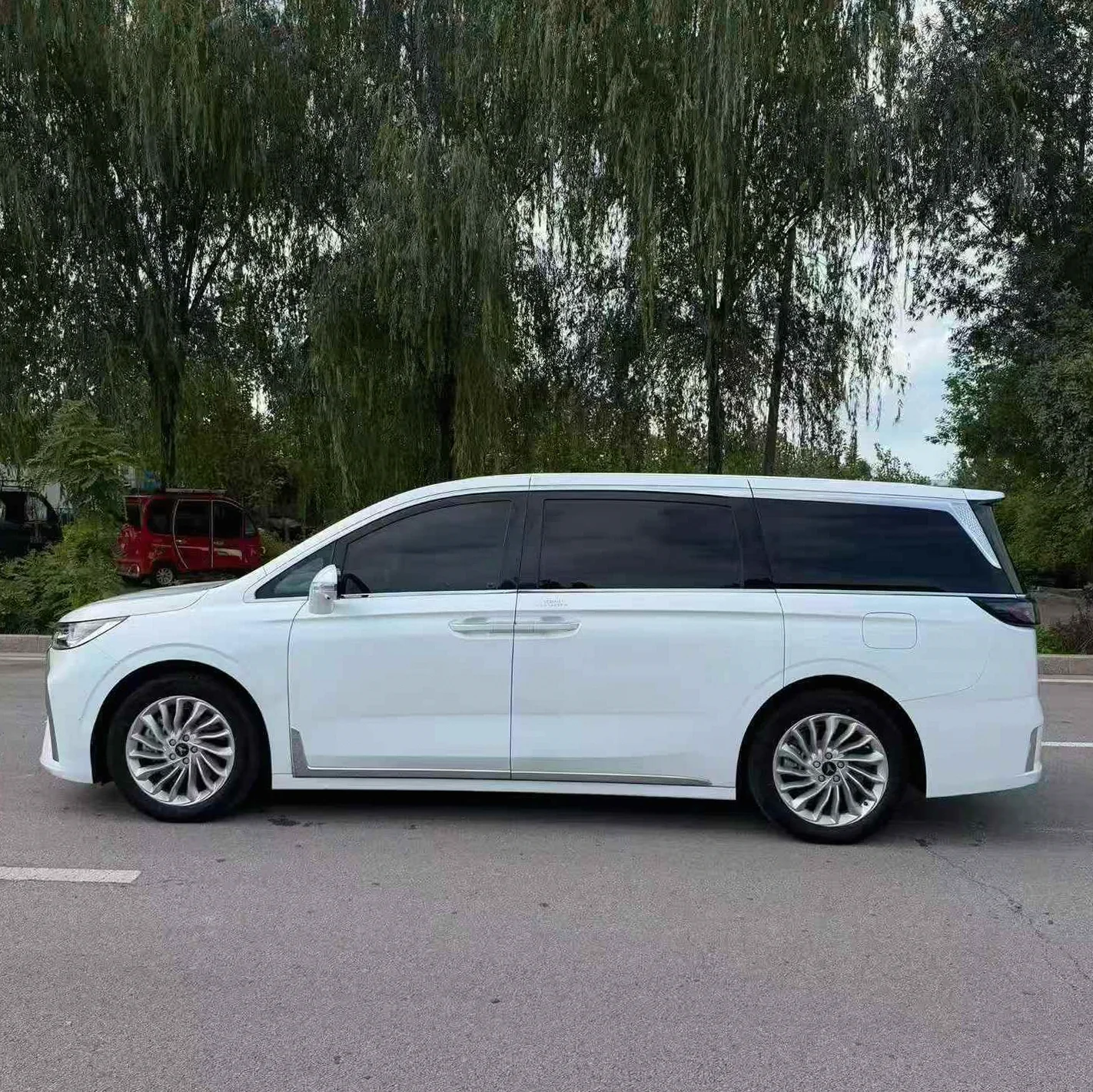 岚图汽车梦想家 后面外观一