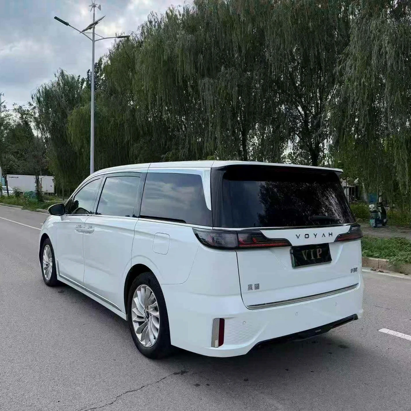 岚图汽车梦想家 后面外观二