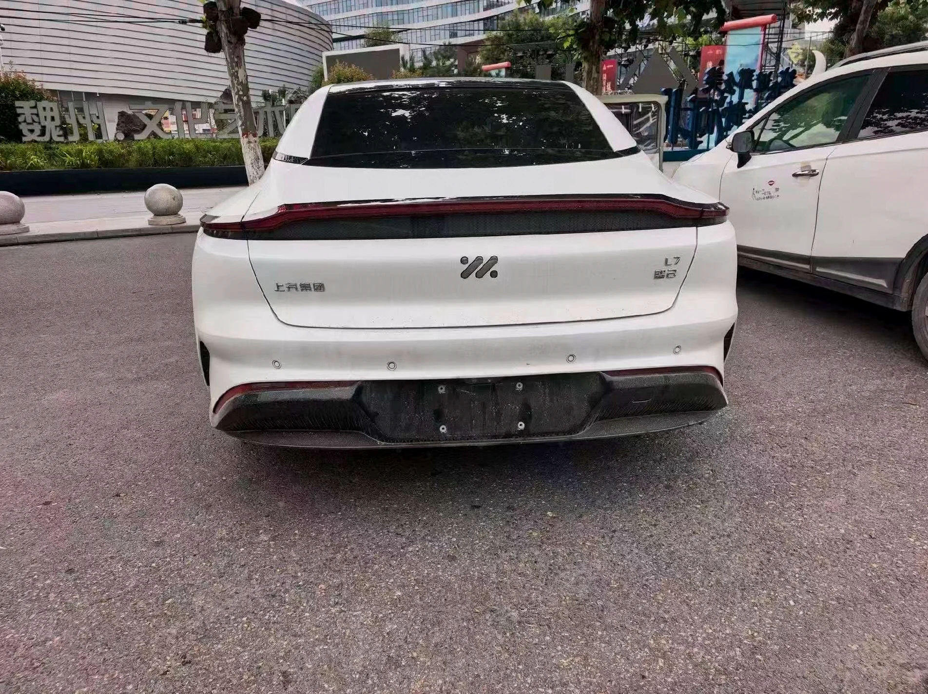 智己L7 后面外观一