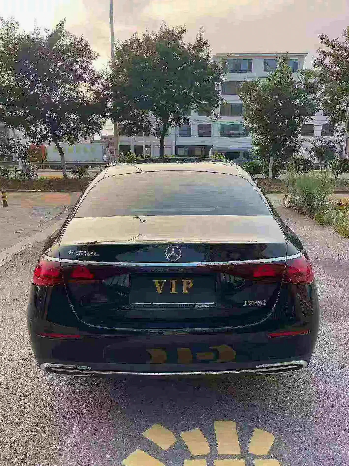 奔驰E 后面外观一