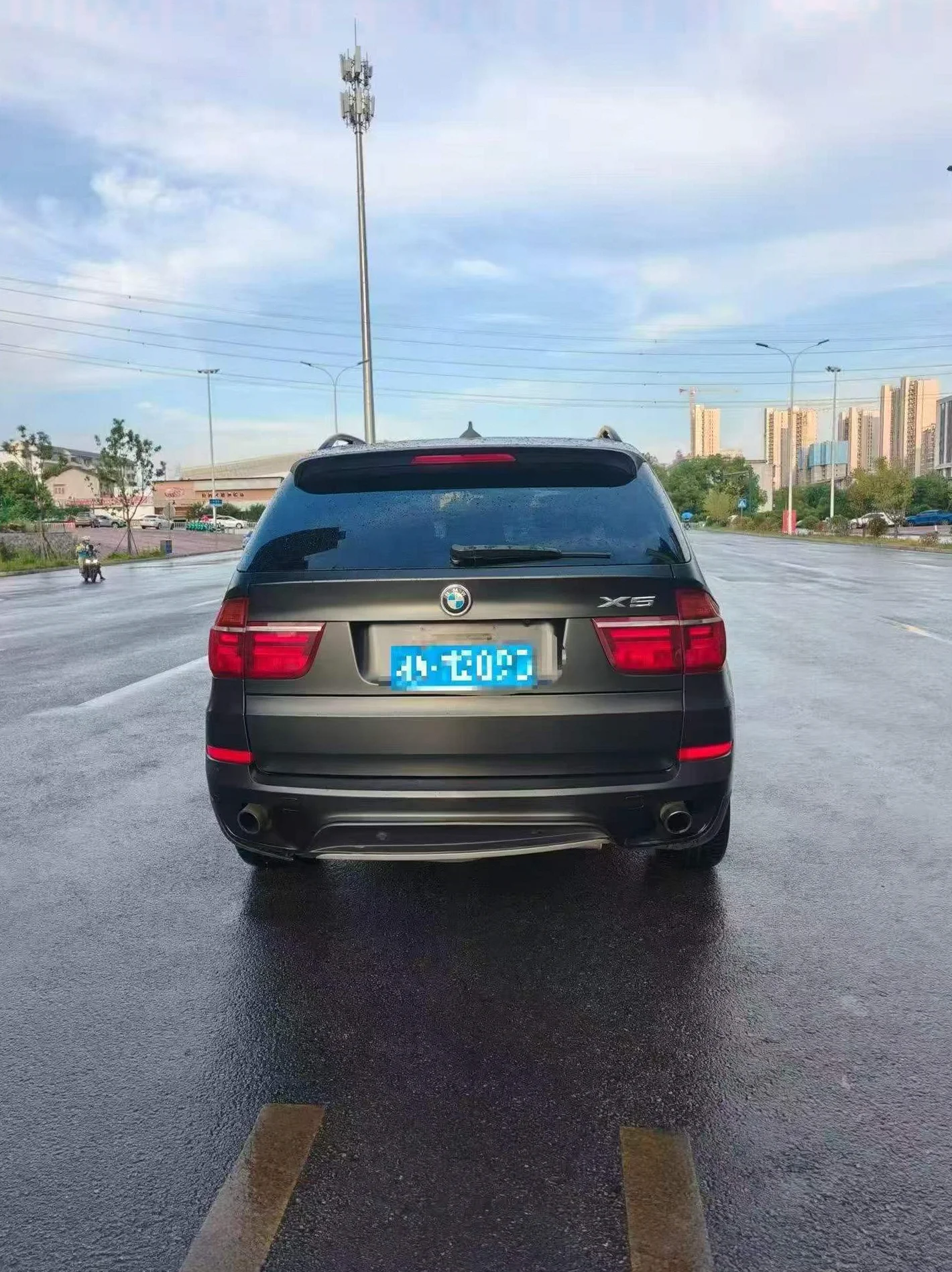 宝马X5 后面外观一