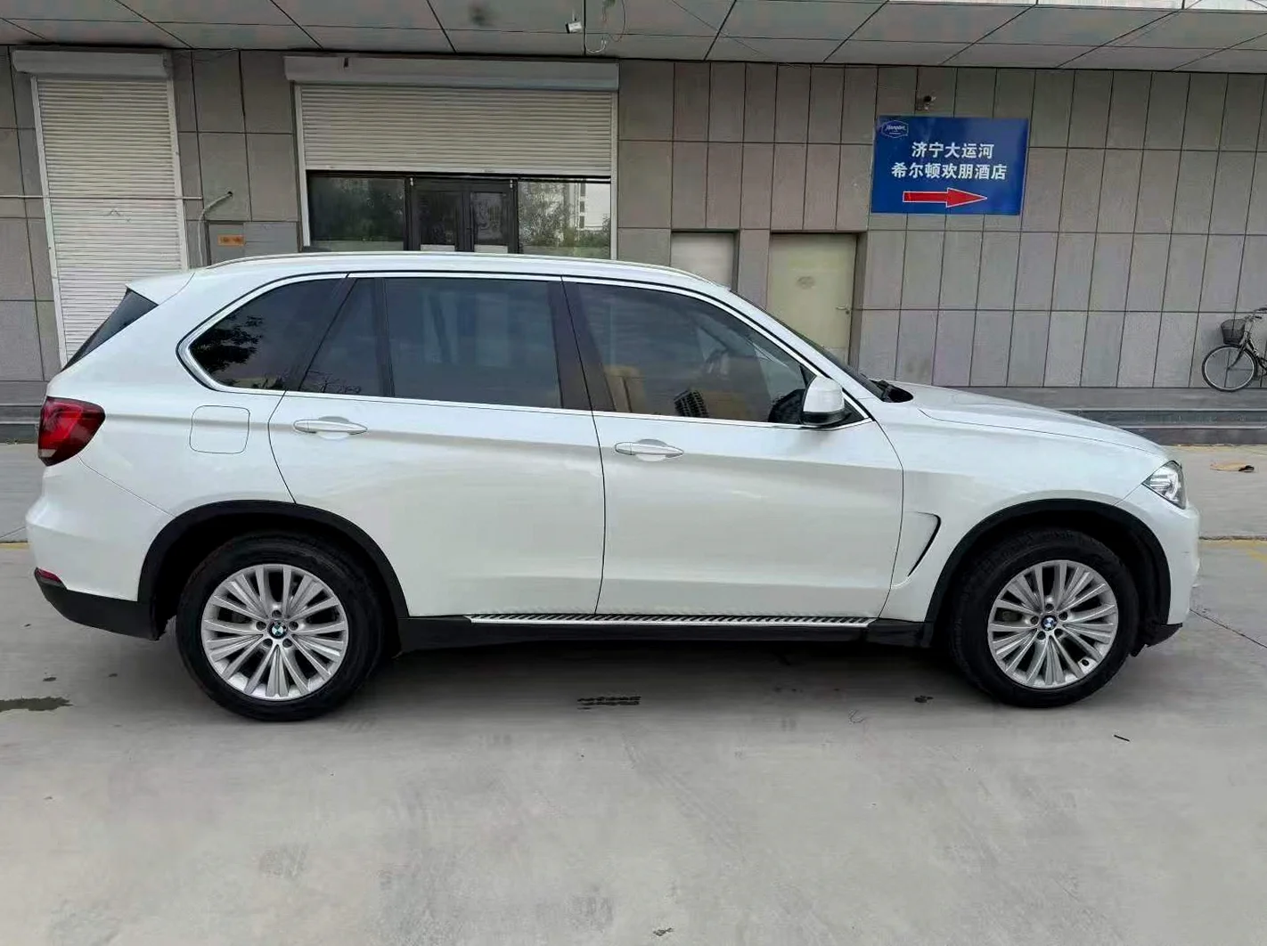 宝马X5 后面外观一