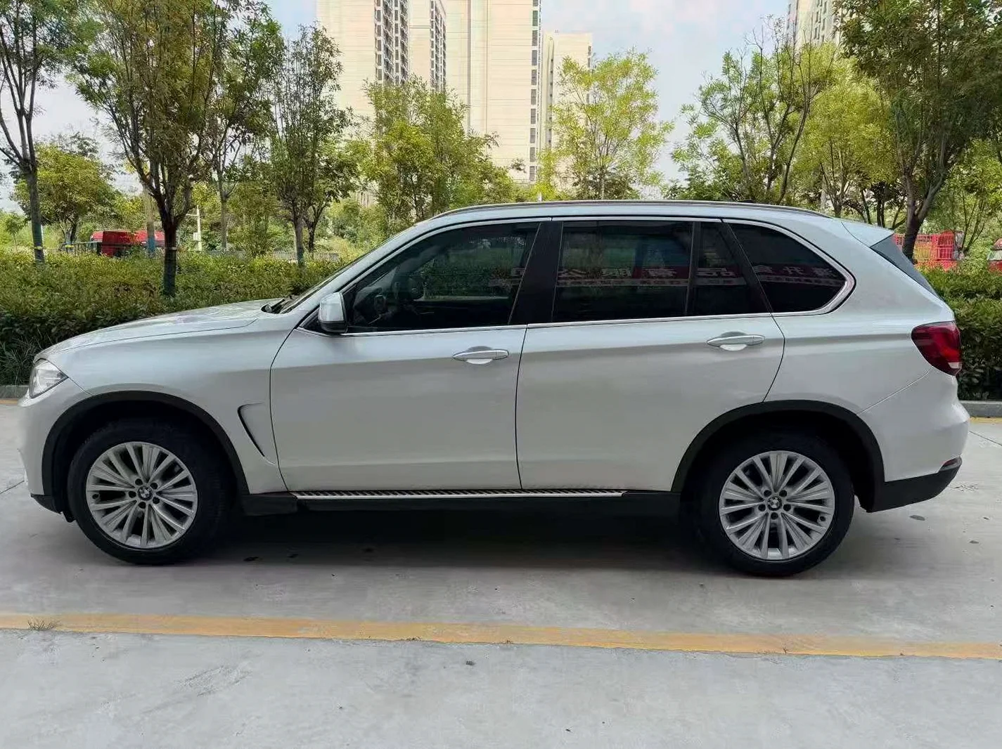 宝马X5 后面外观三