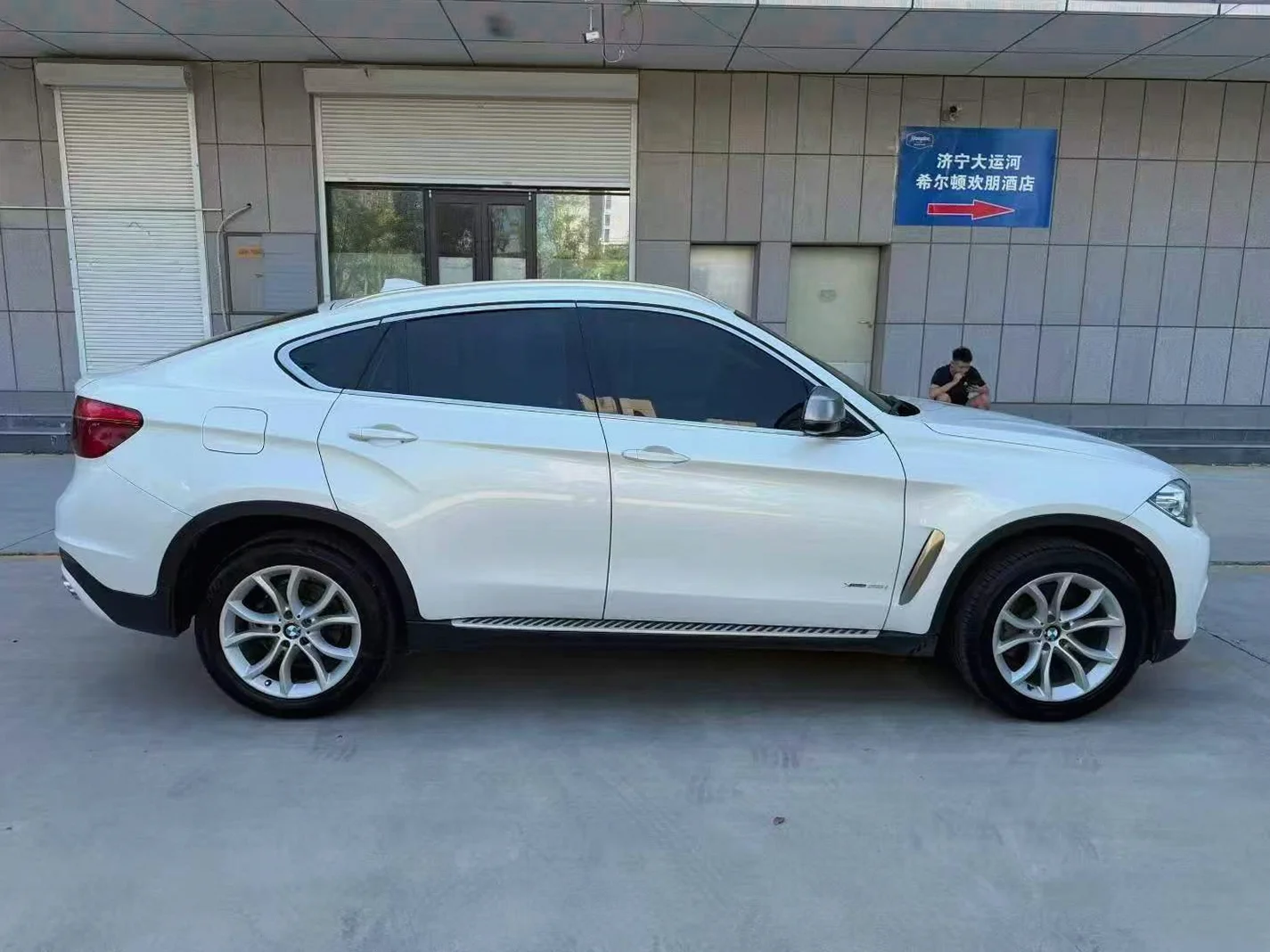 宝马X6 后面外观一
