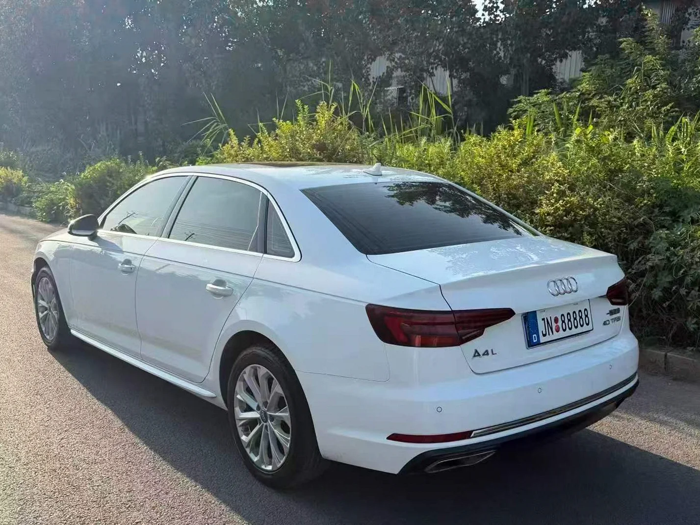 奥迪A4L 后面外观一