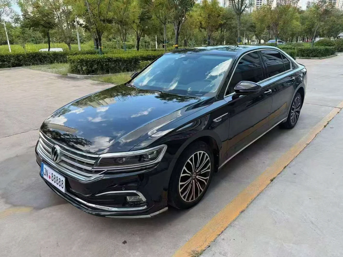 大众辉昂 正面外观三