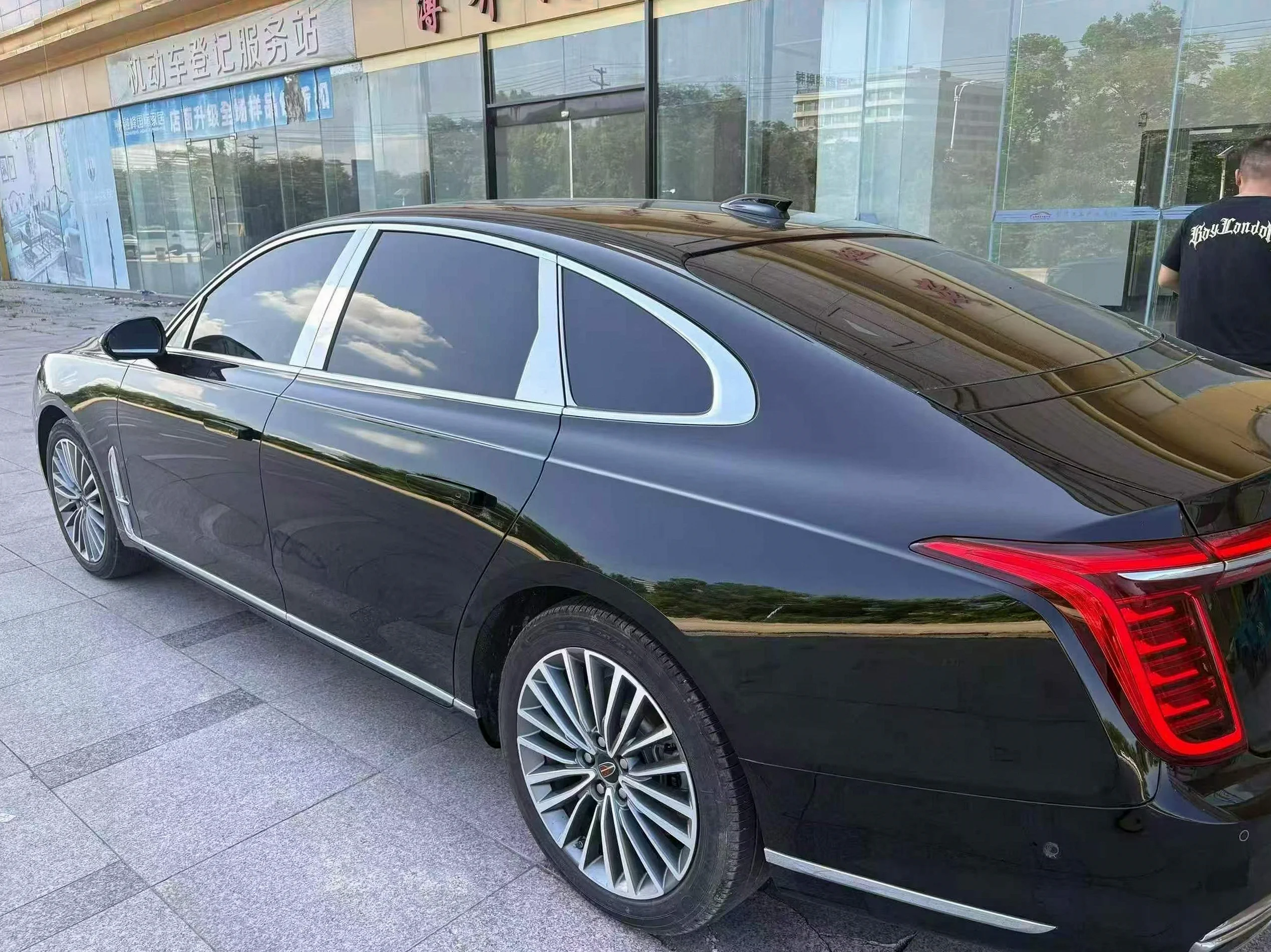 红旗H9 后面外观三