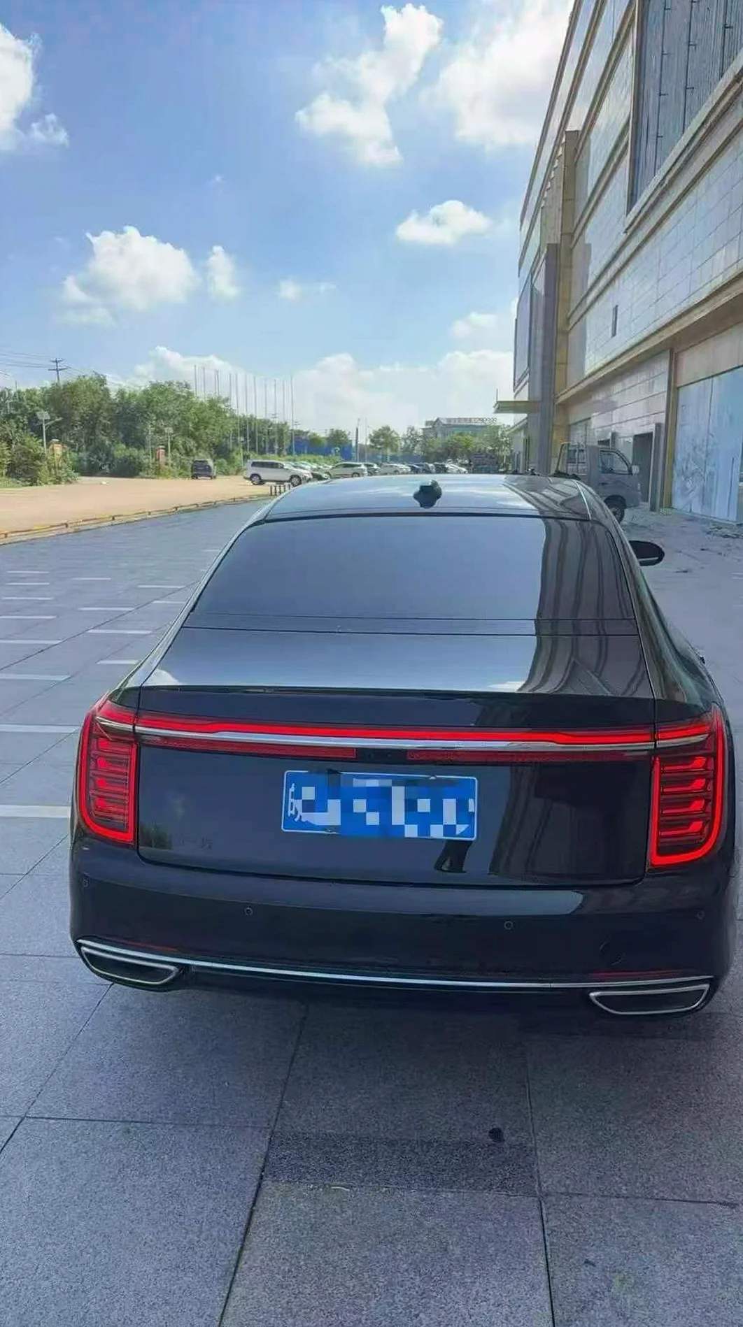 红旗H9 后面外观一