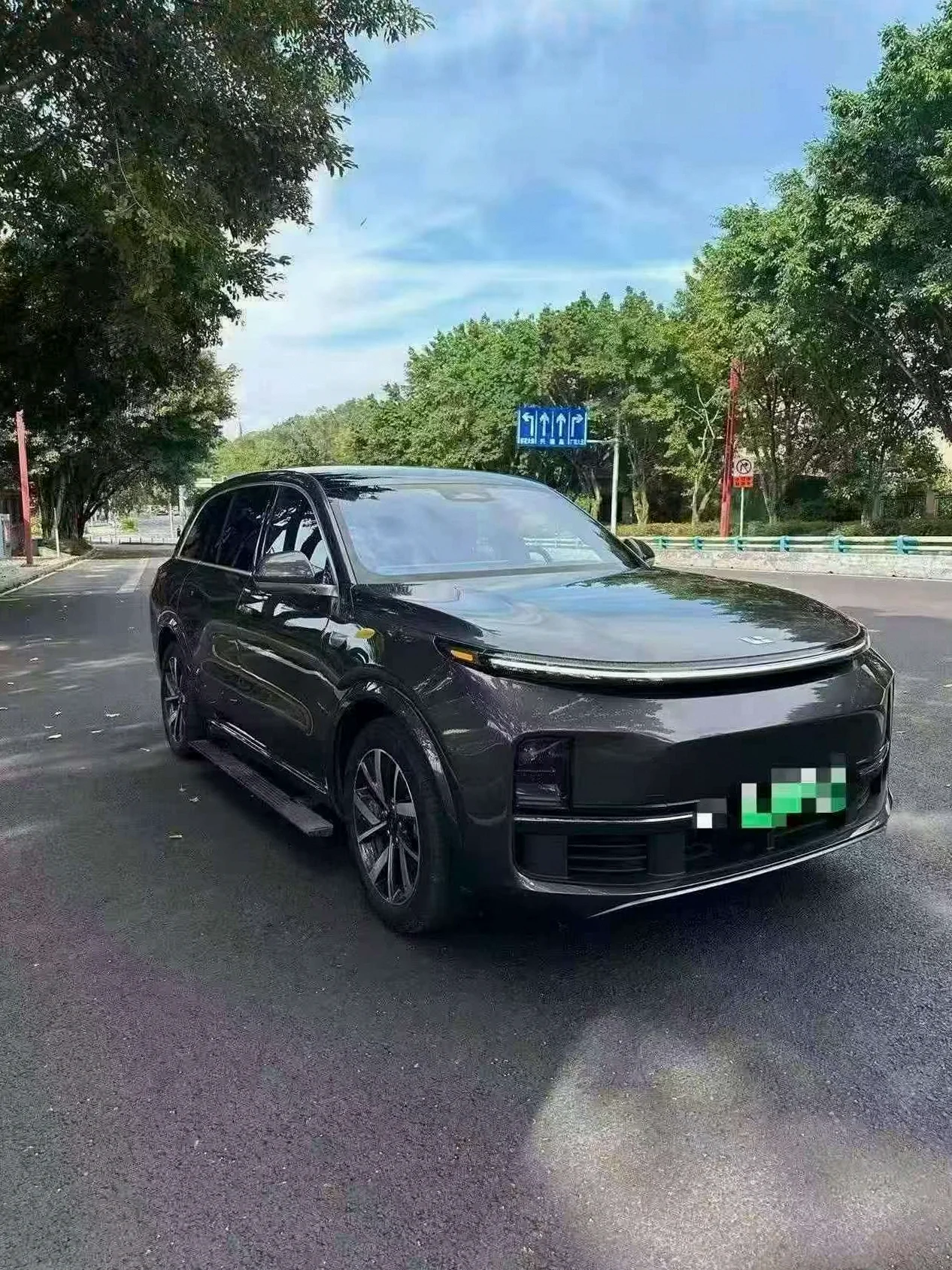 理想L8 正面外观三