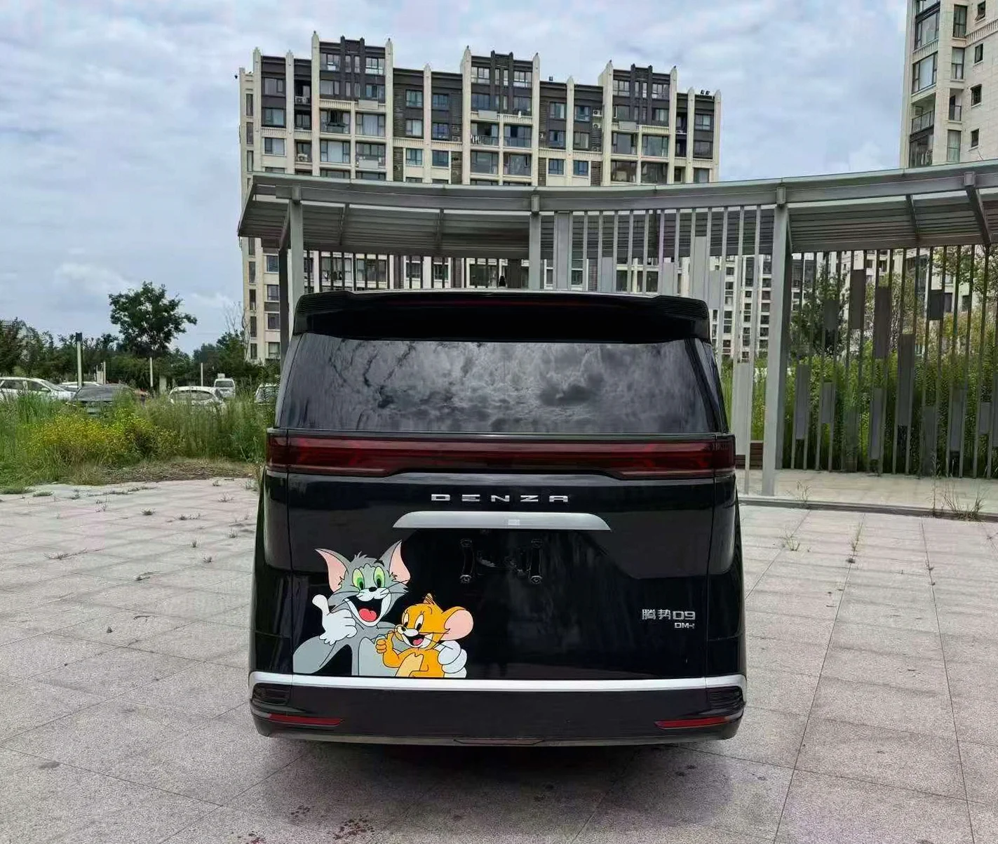 腾势D9 后面外观一