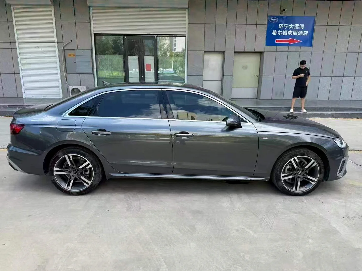 奥迪A4L 后面外观一