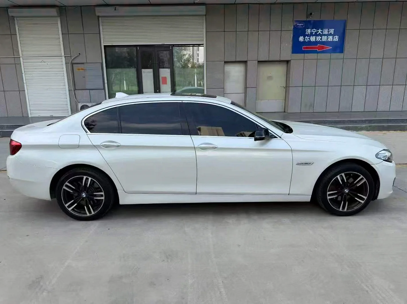 宝马5系 后面外观一