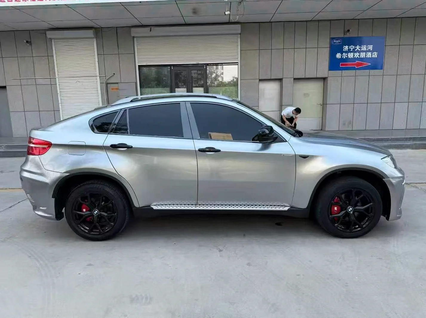 宝马X6 后面外观一
