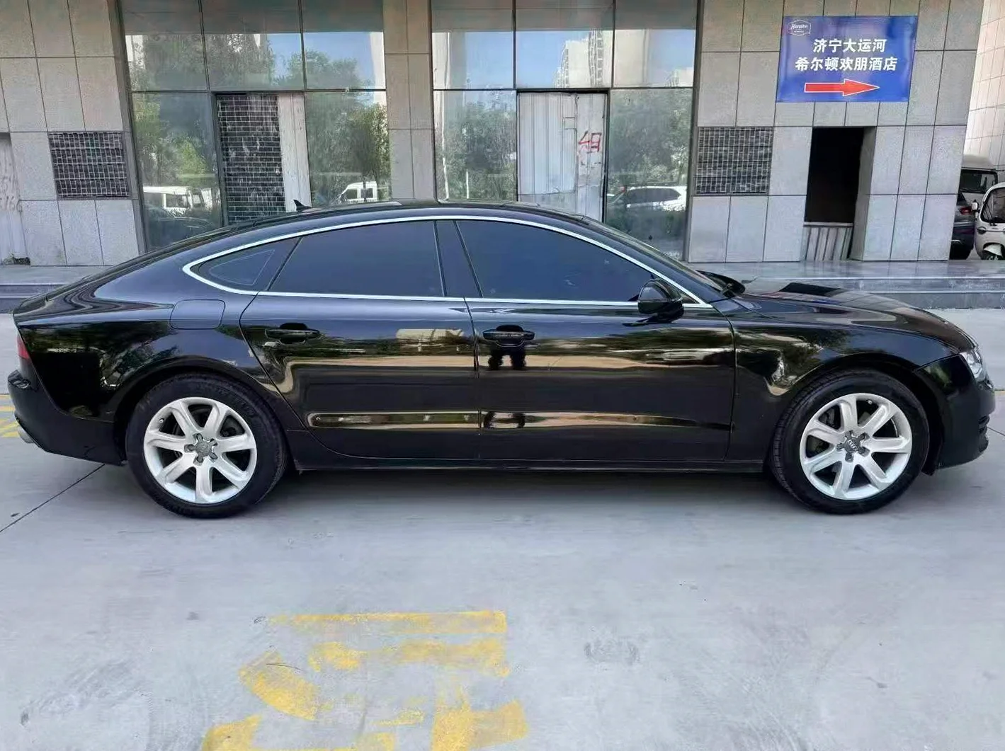 奥迪A7L 后面外观一