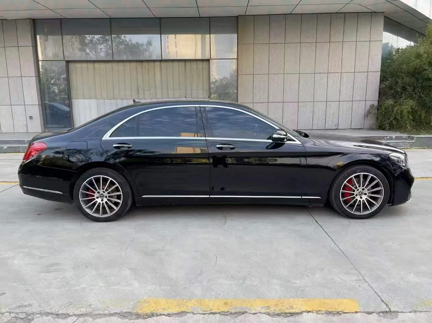 奔驰S级 后面外观一