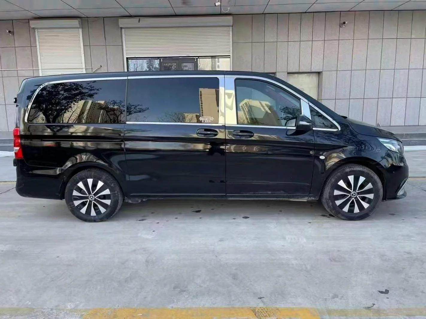 奔驰V 后面外观一