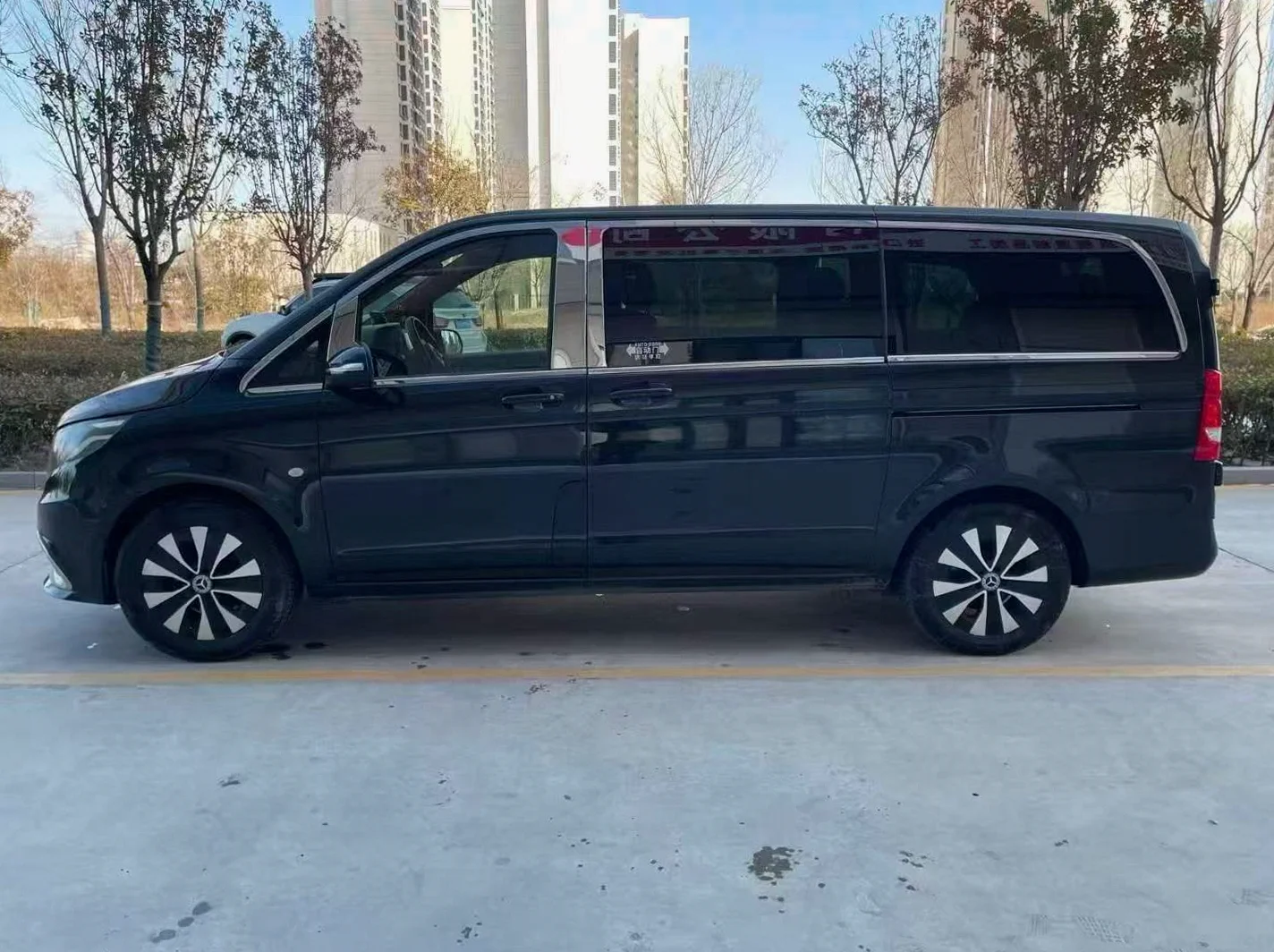 奔驰V 后面外观三