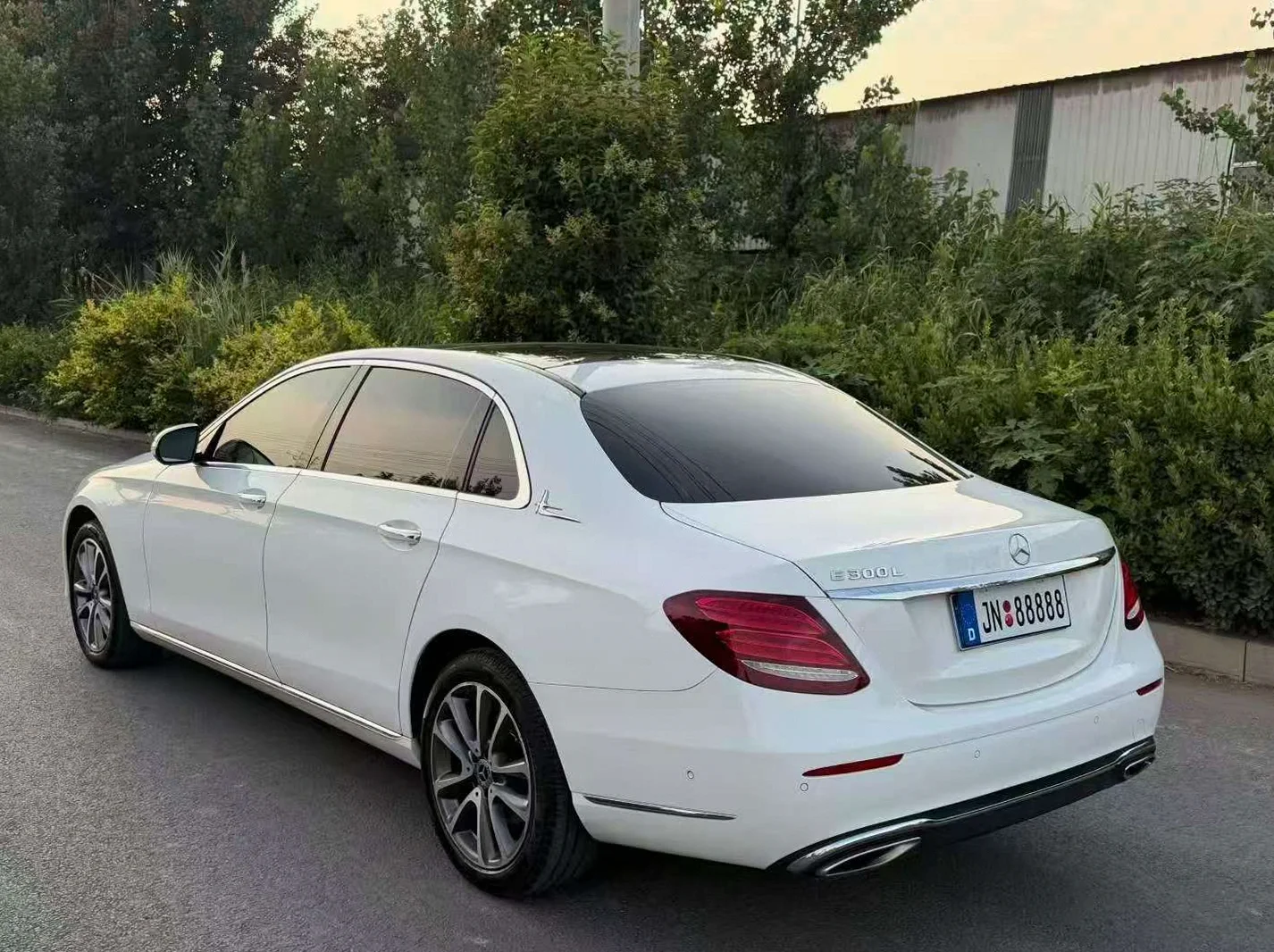 奔驰E 后面外观一