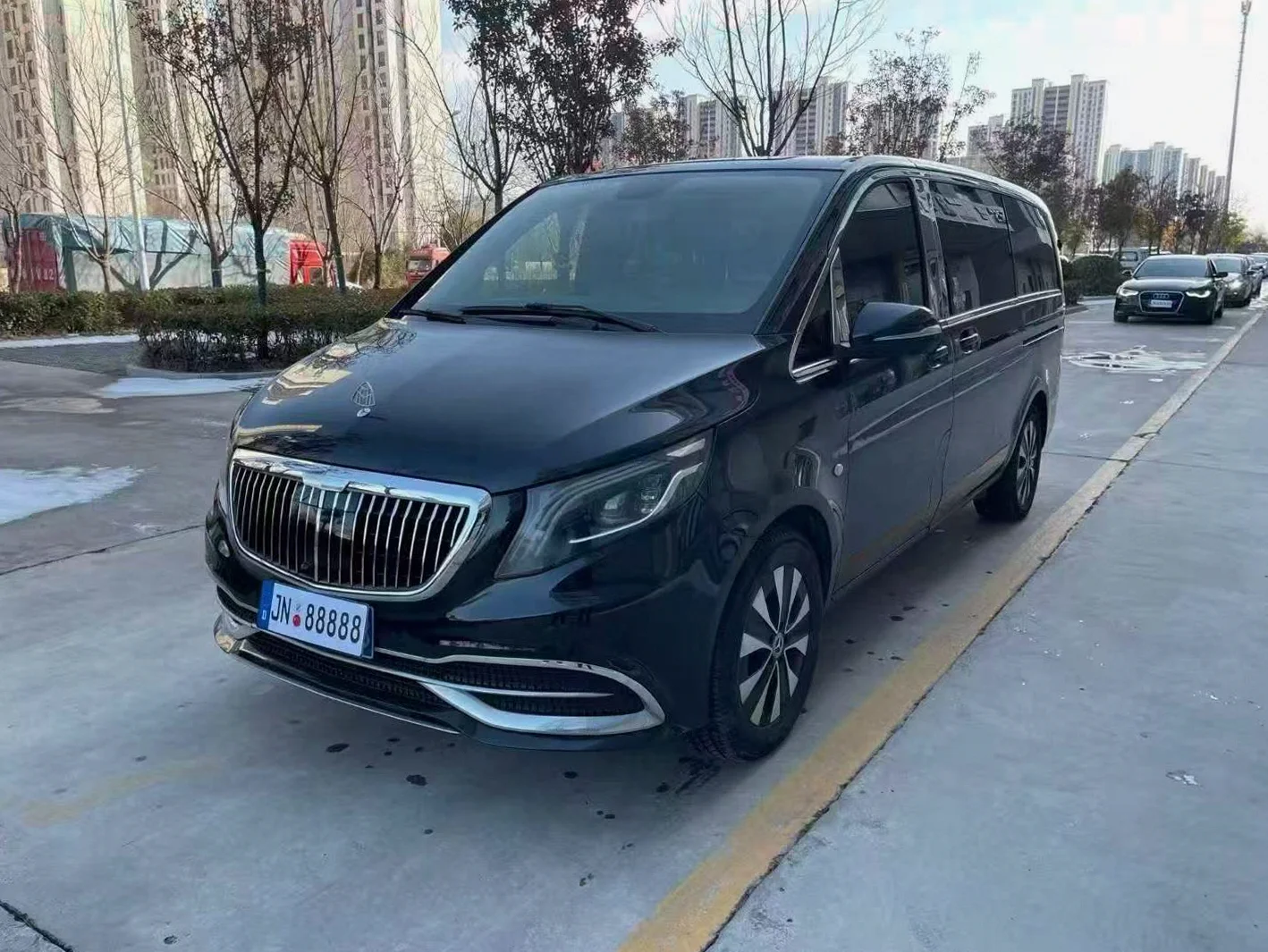 奔驰V 正面外观三