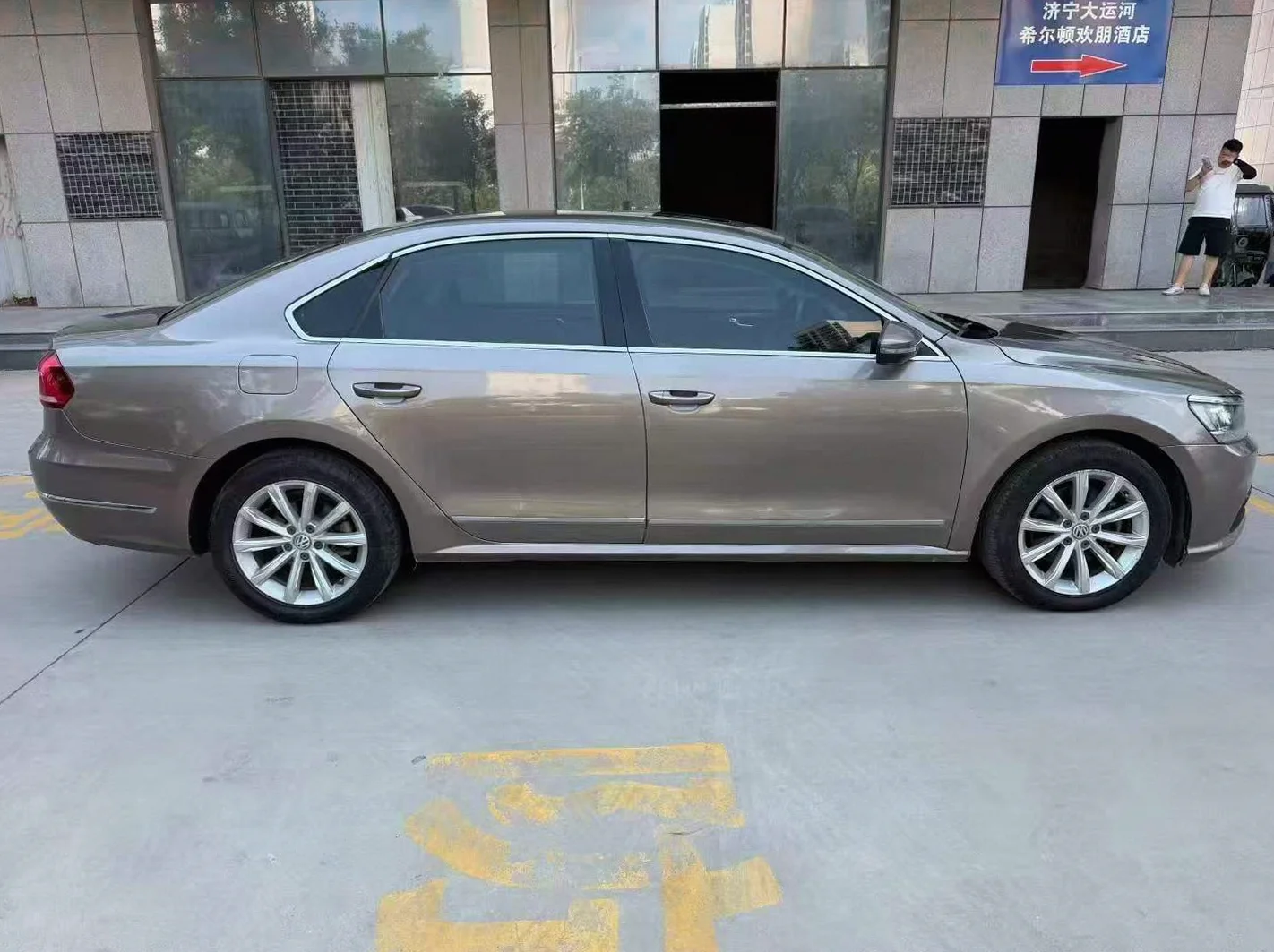 大众帕萨特 后面外观一