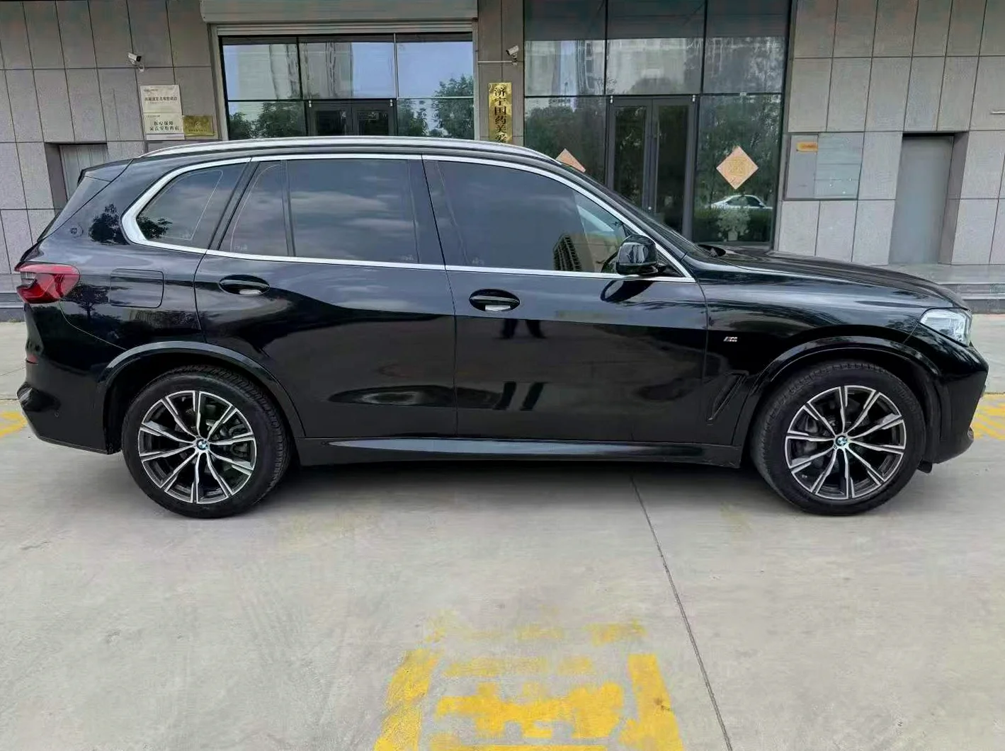 宝马X5 后面外观一