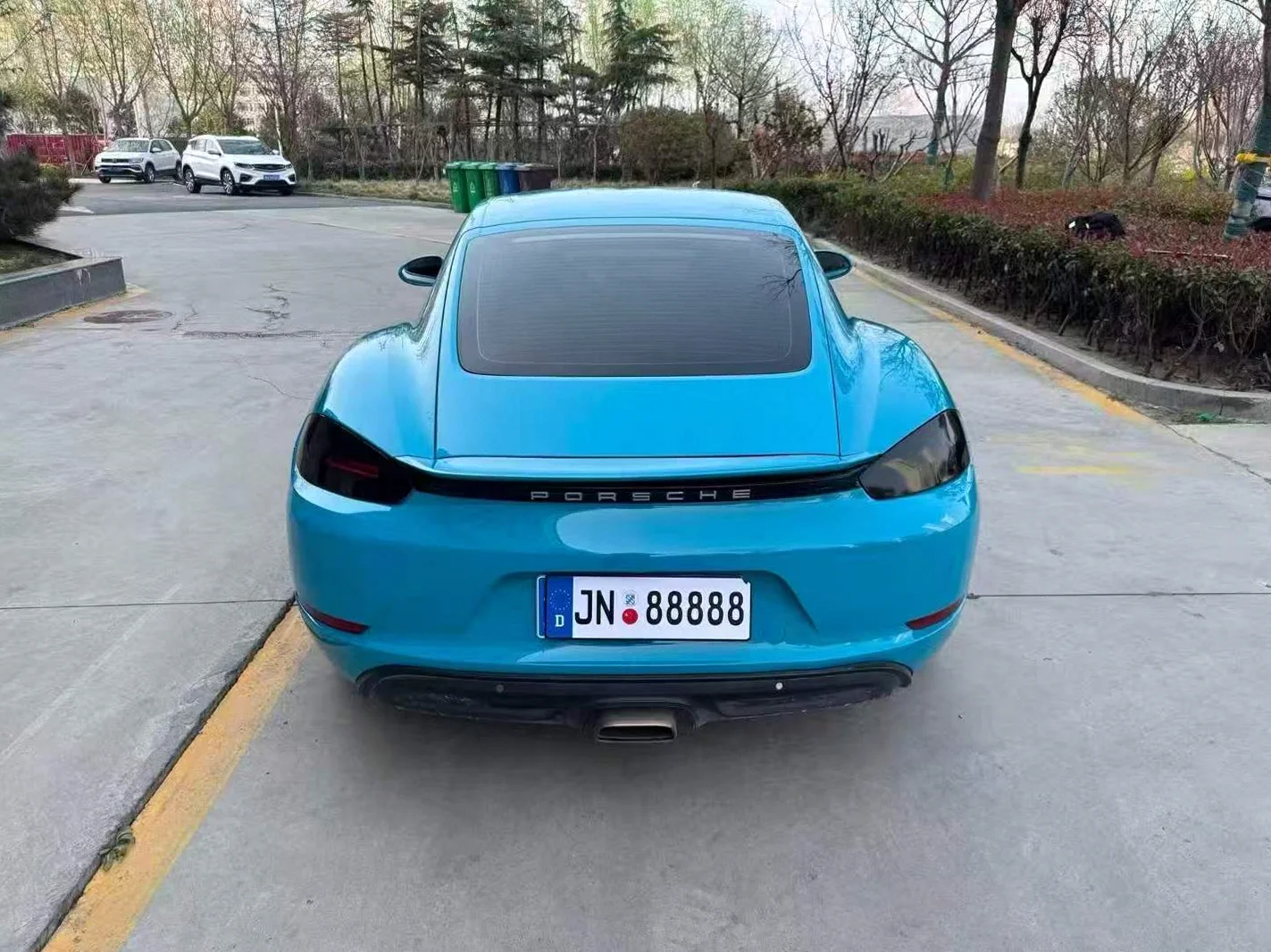 保时捷卡曼 后面外观二