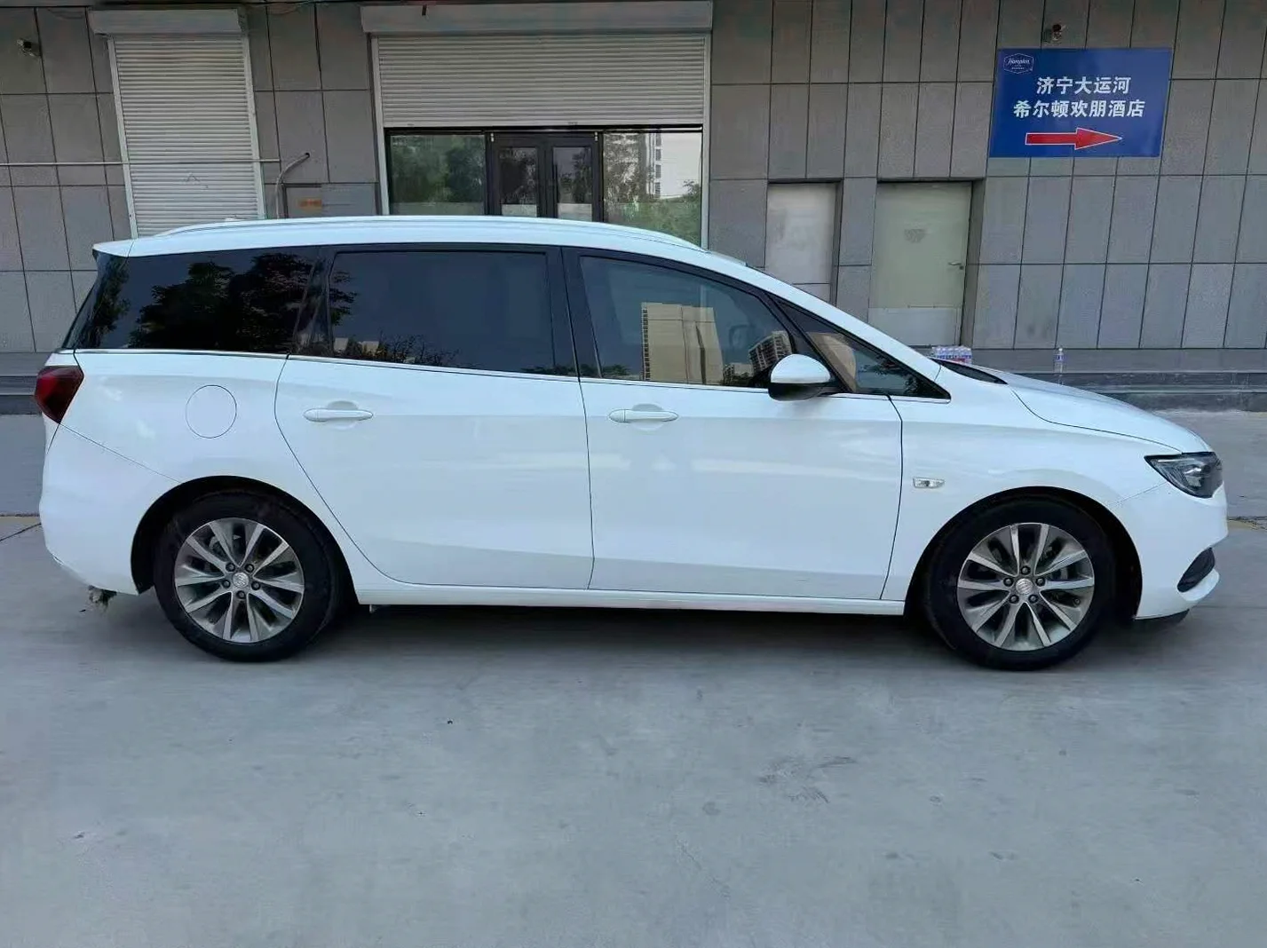 别克GL6 后面外观一