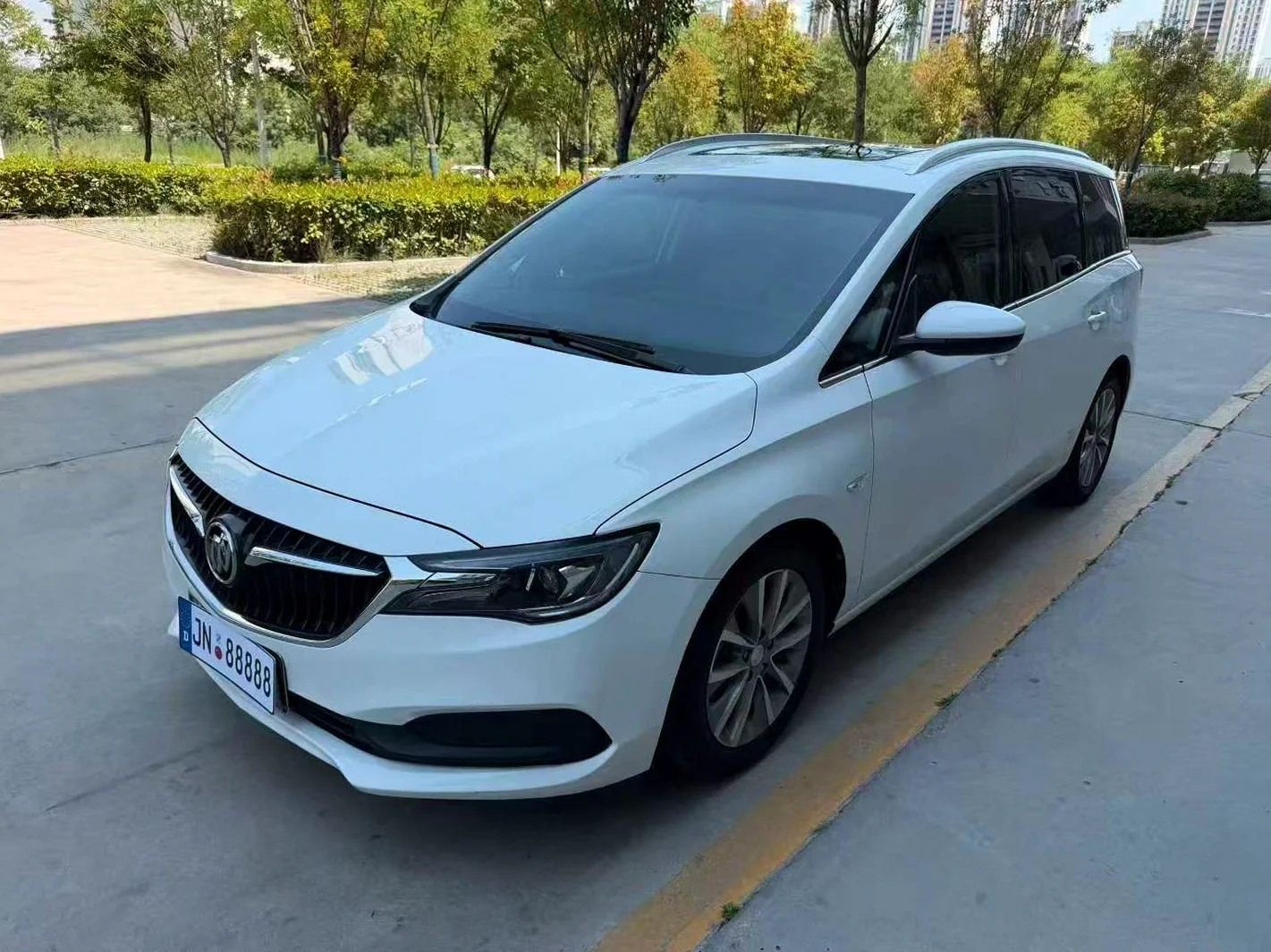别克GL6 正面外观三