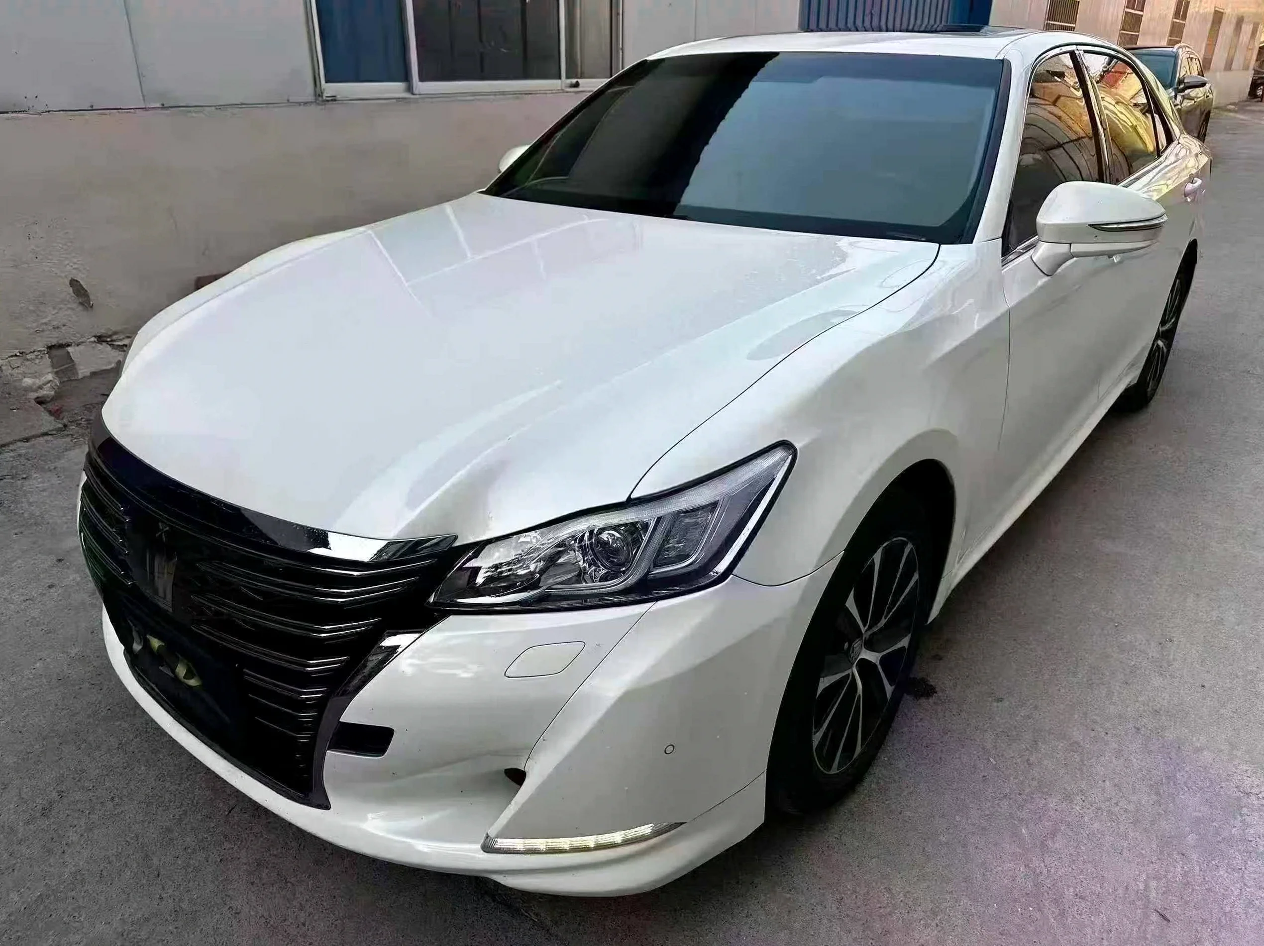 丰田皇冠 正面外观二